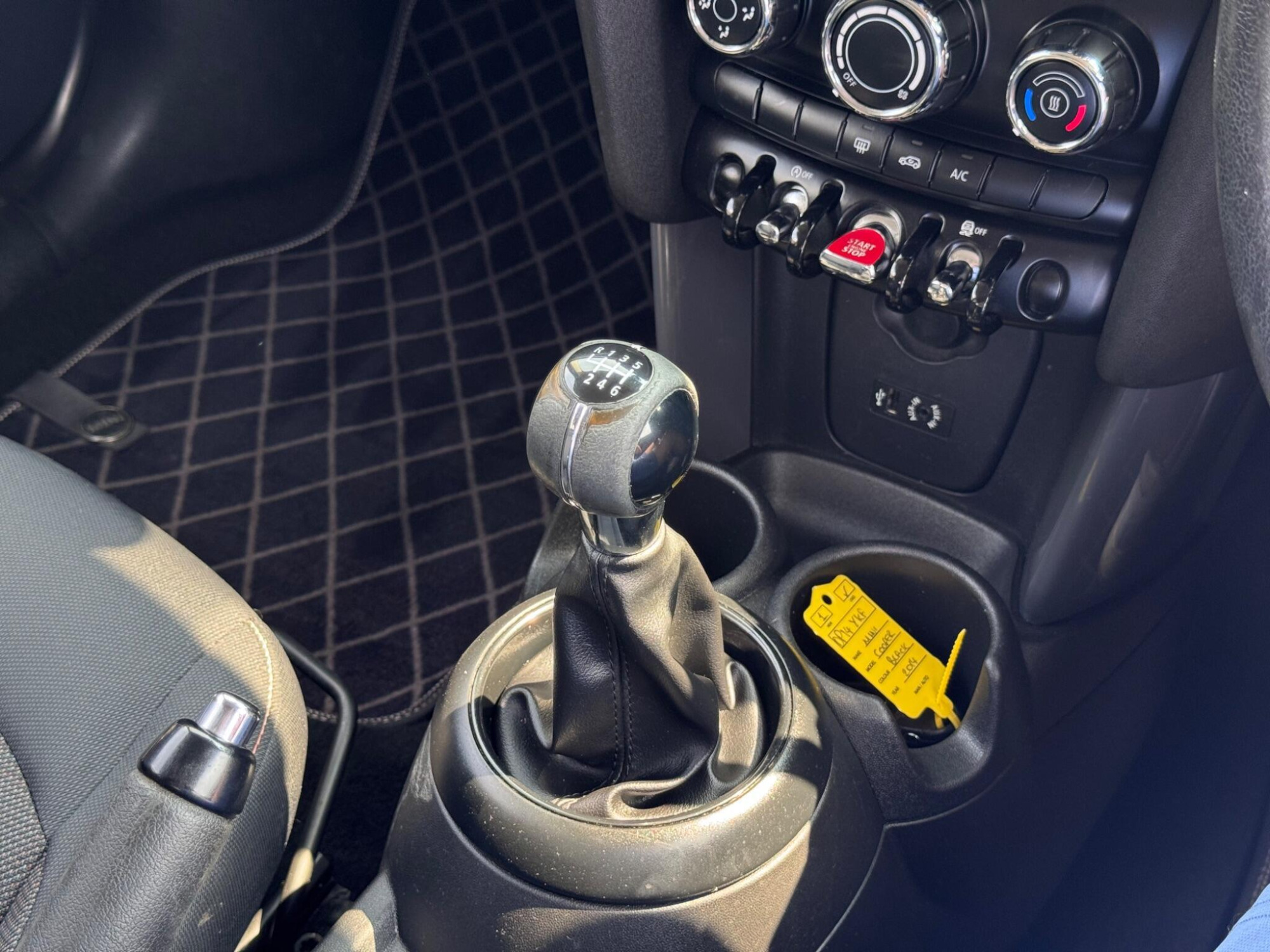 2014 MINI Hatch image 21
