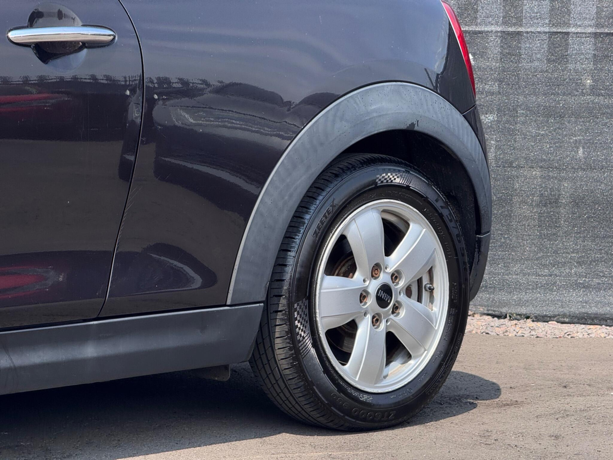 2014 MINI Hatch image 11