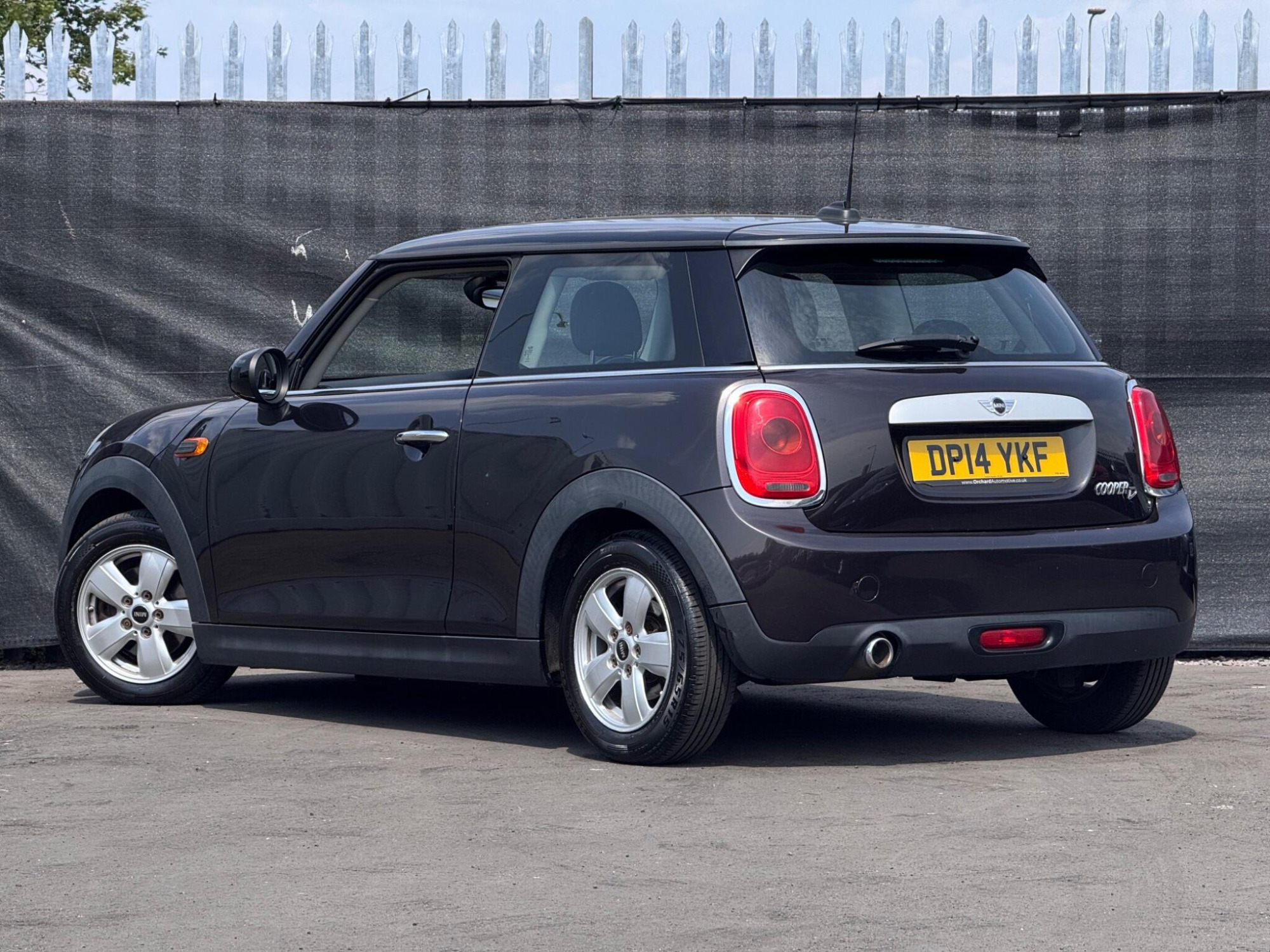 2014 MINI Hatch image 2