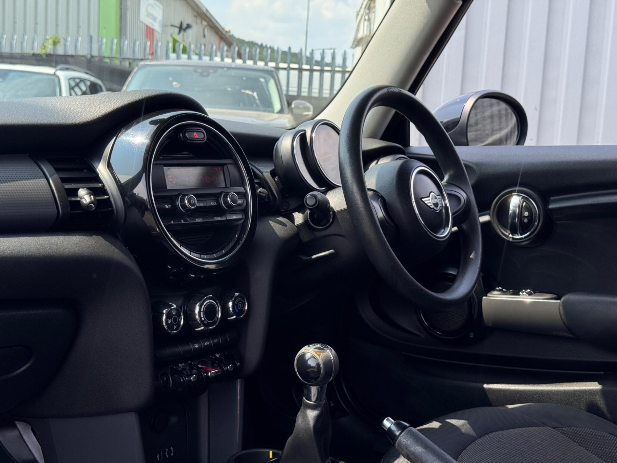 2014 MINI Hatch image 26