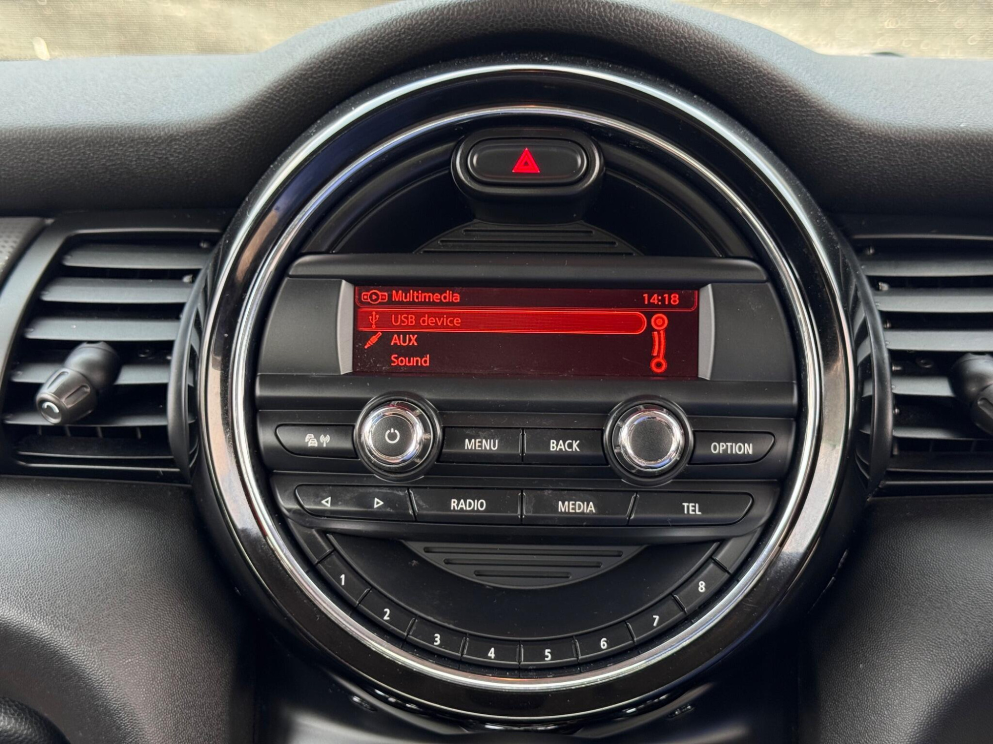 2014 MINI Hatch image 30