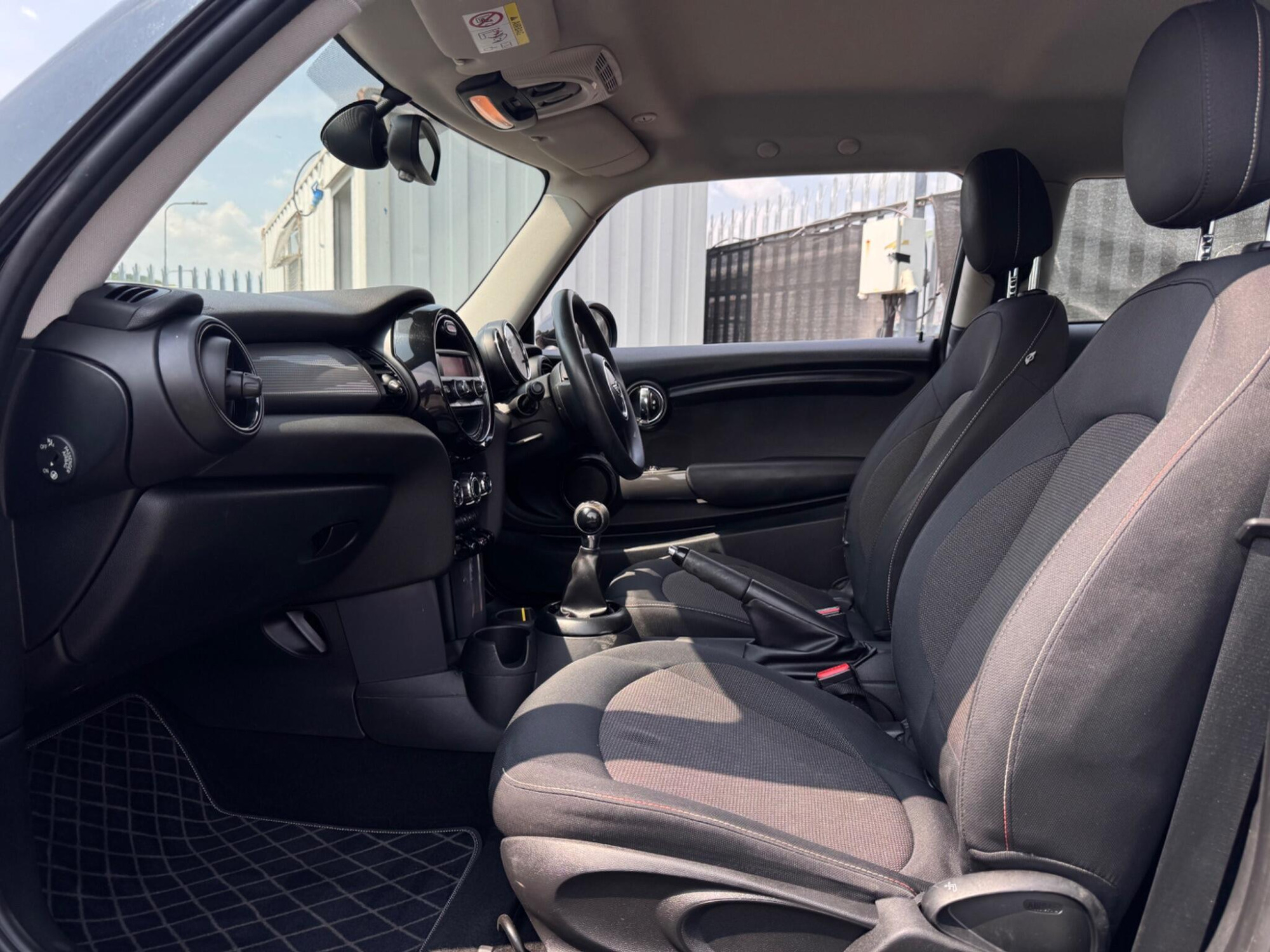 2014 MINI Hatch image 25
