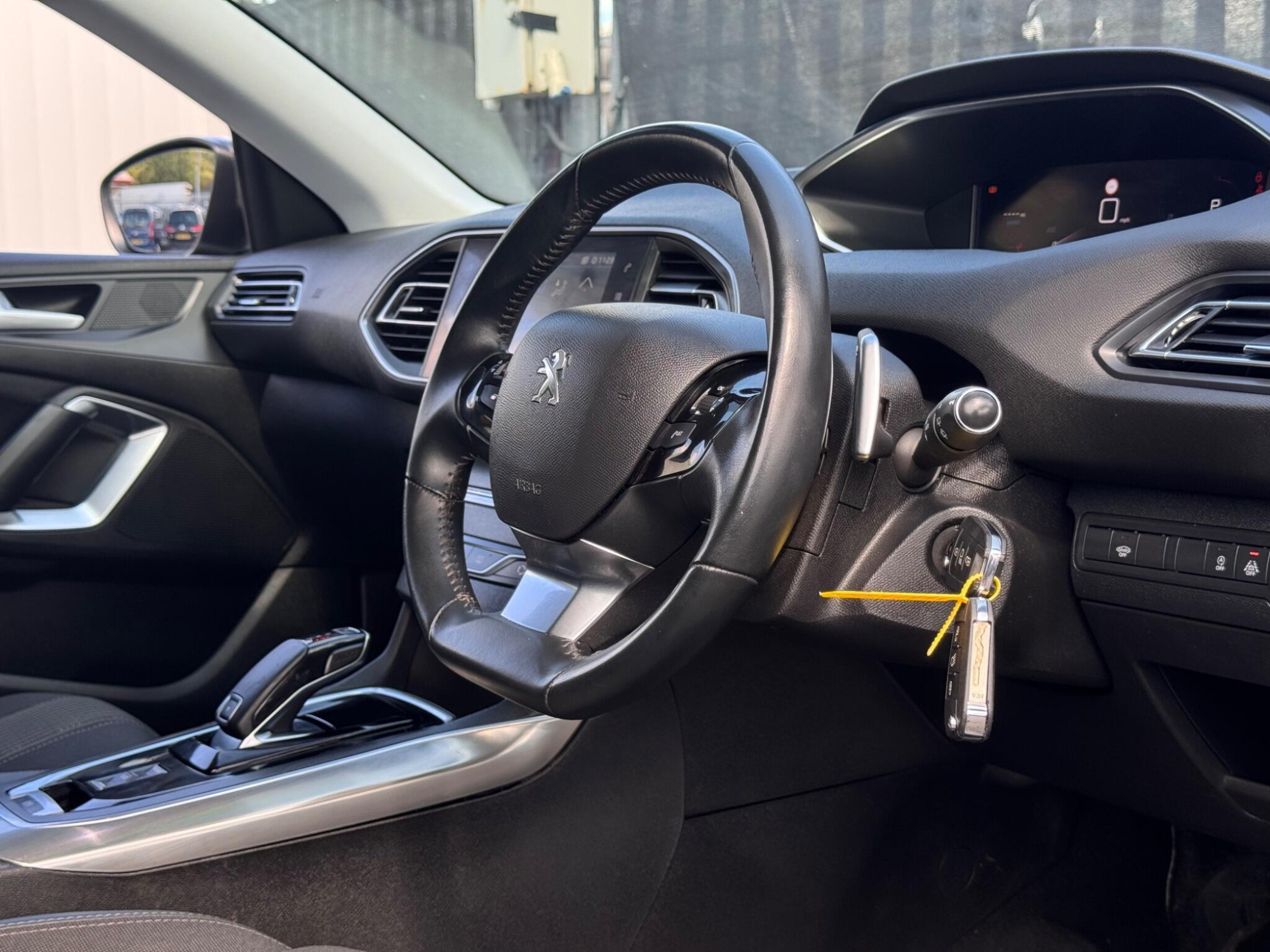 2021 Peugeot 308 image 3