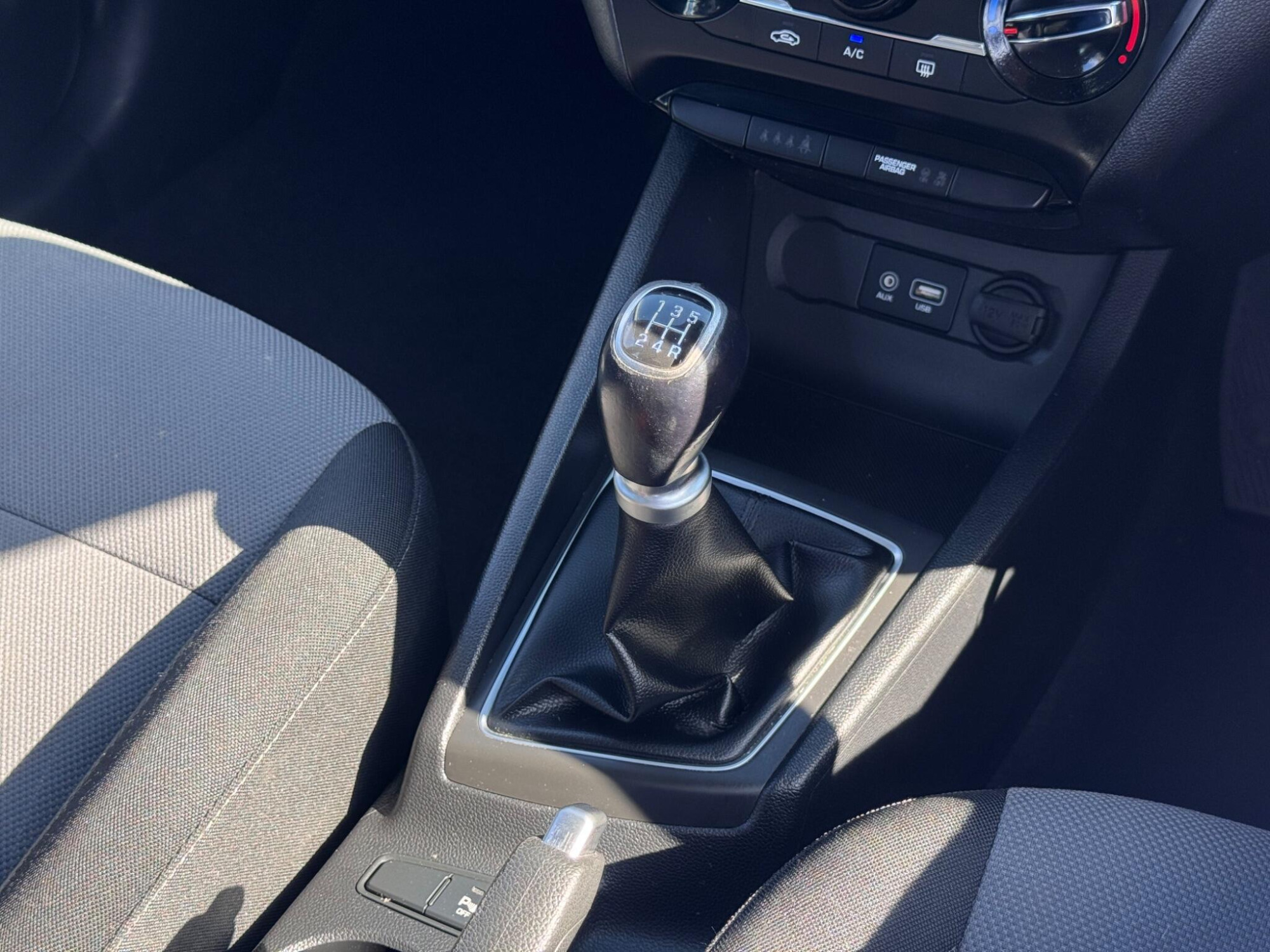 2017 Hyundai i20 image 28