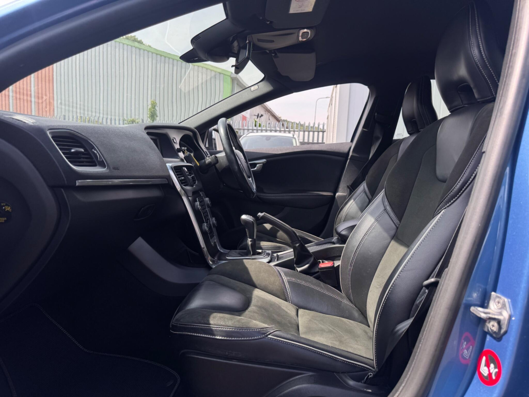 2016 Volvo V40 image 15