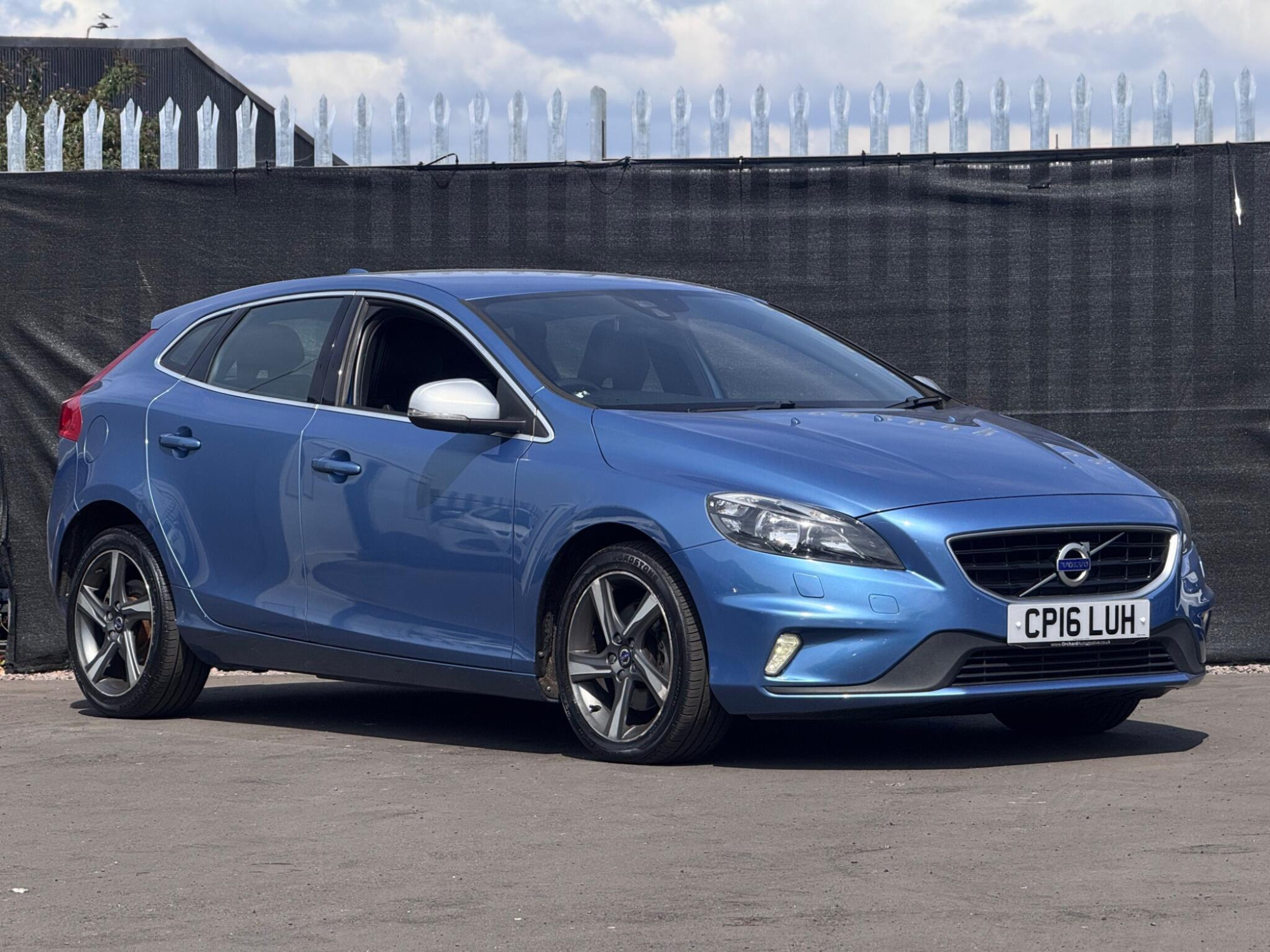 2016 Volvo V40 image 1