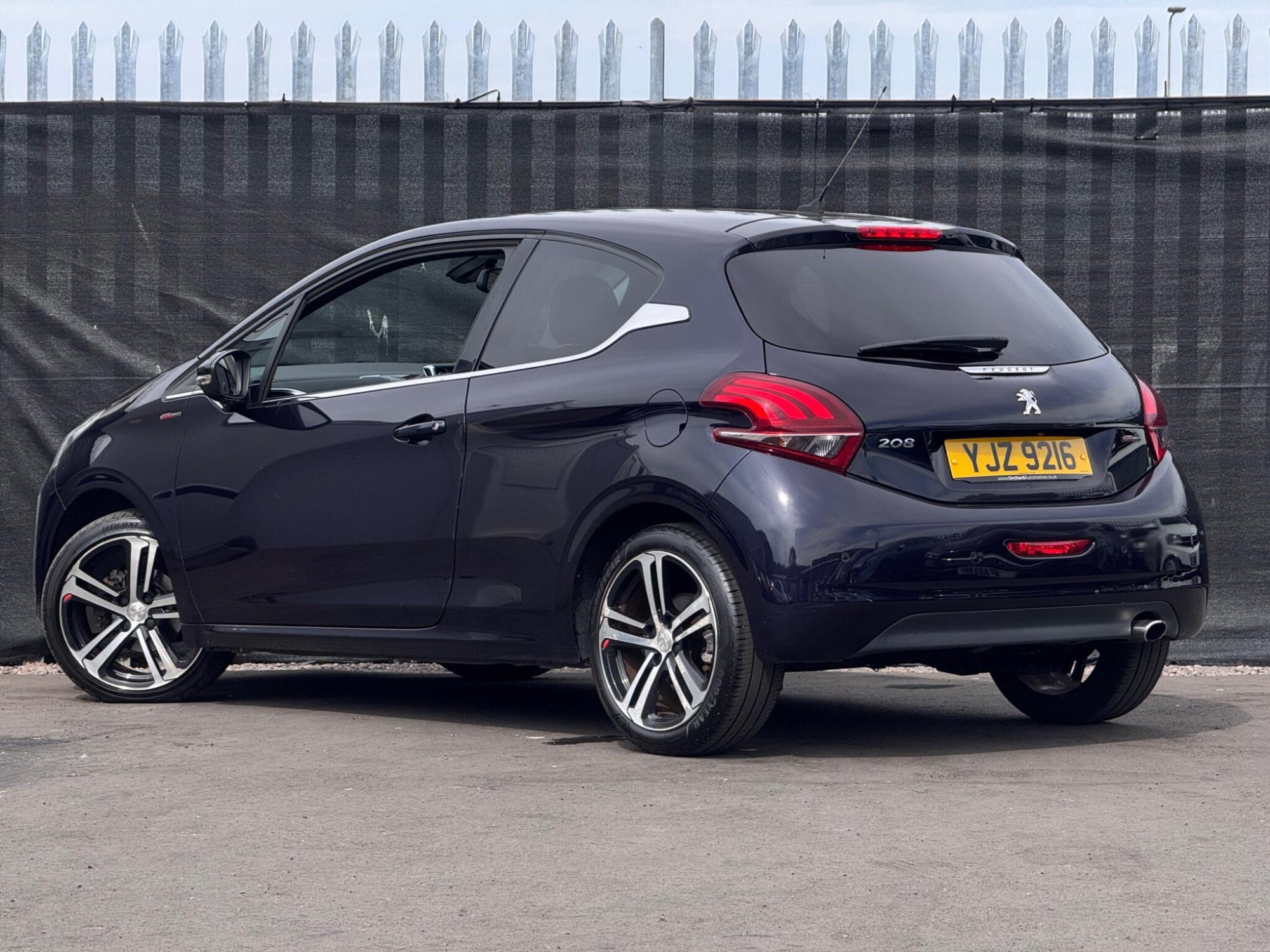 2016 Peugeot 208 image 2