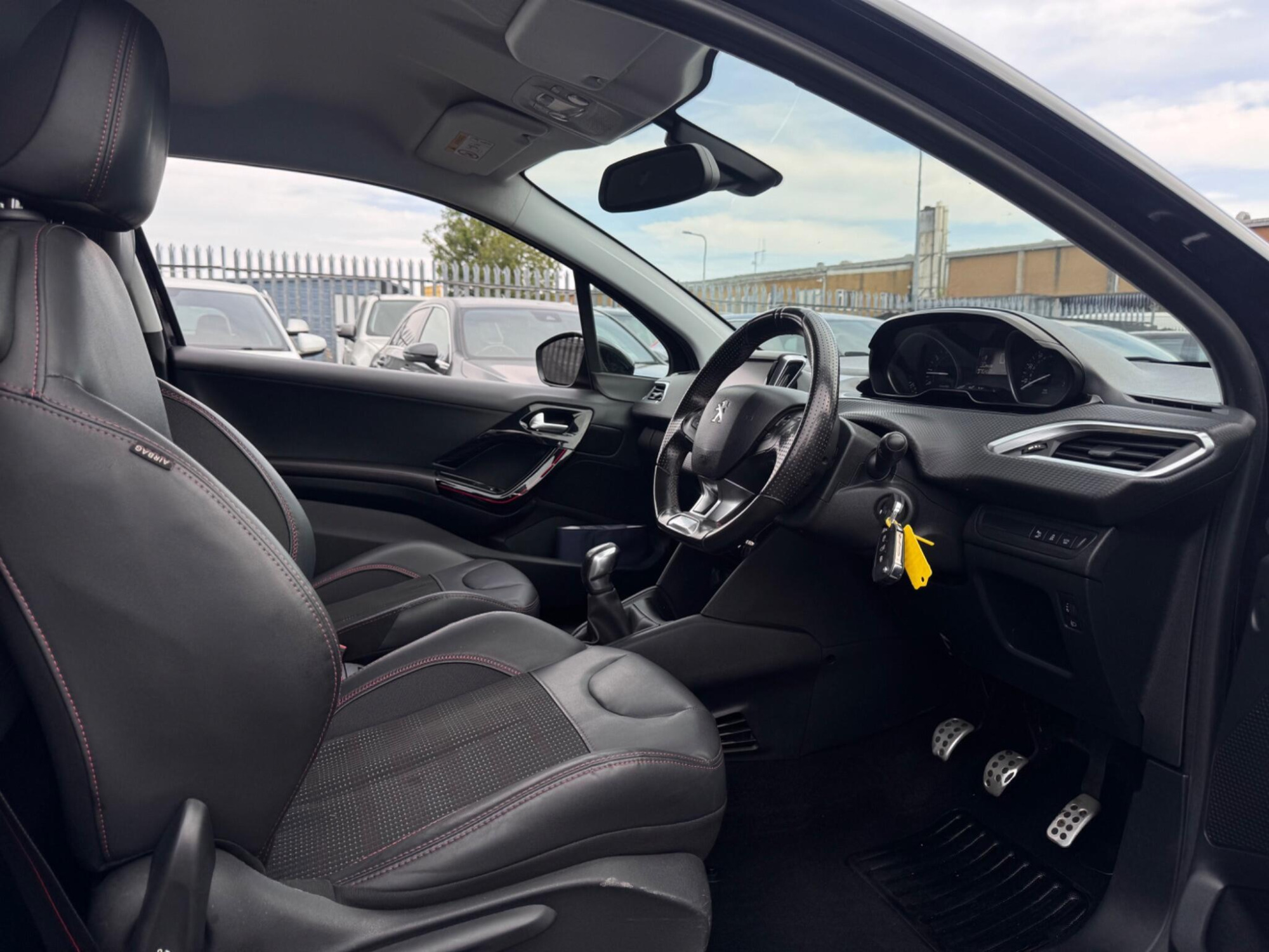 2016 Peugeot 208 image 10