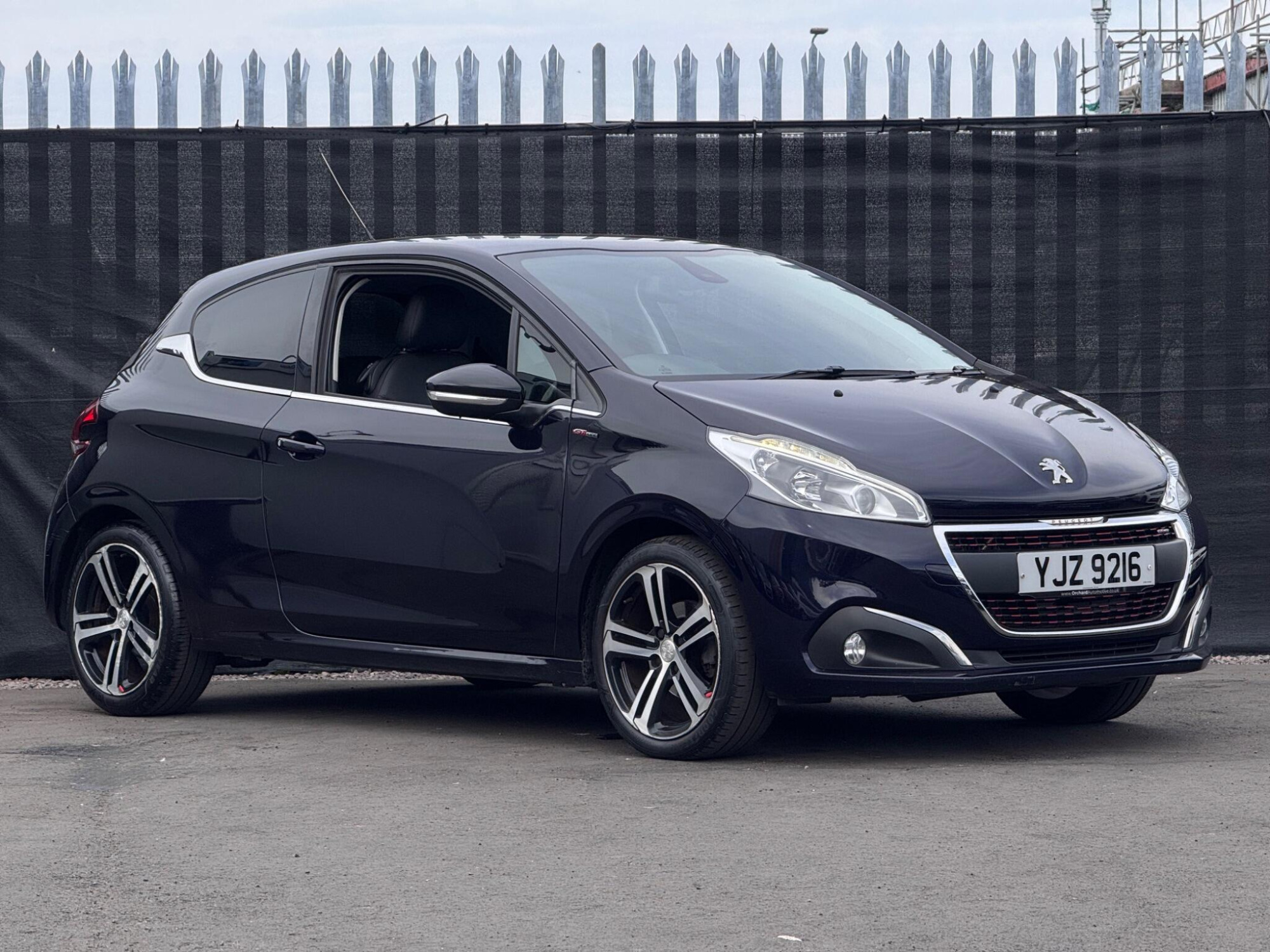 2016 Peugeot 208 image 1