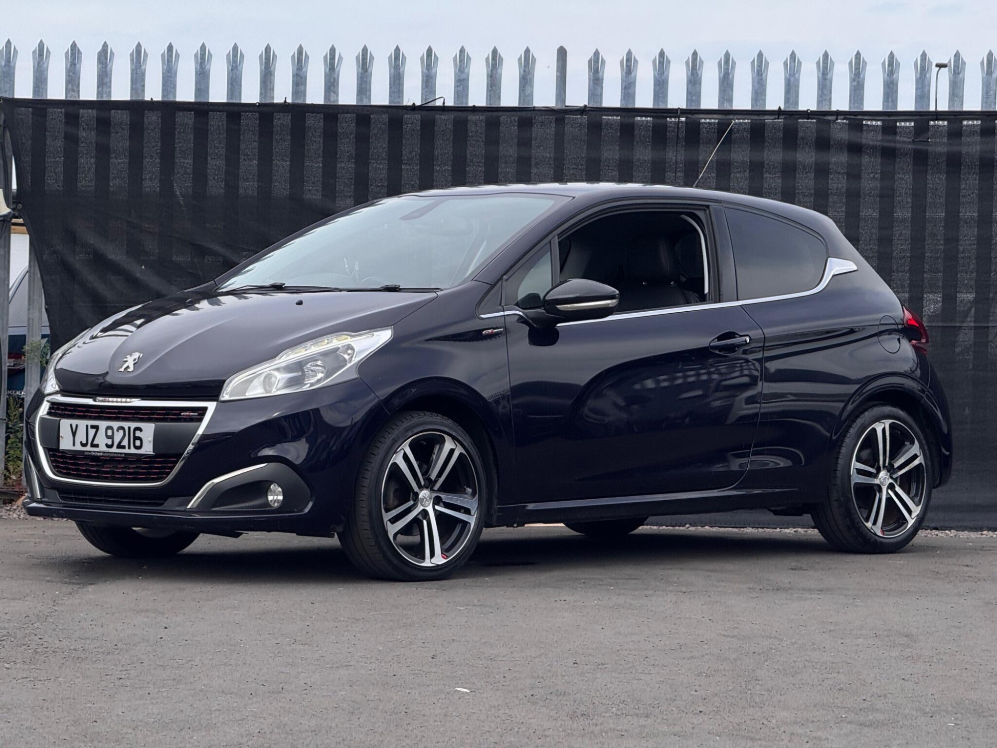 2016 Peugeot 208 image 11