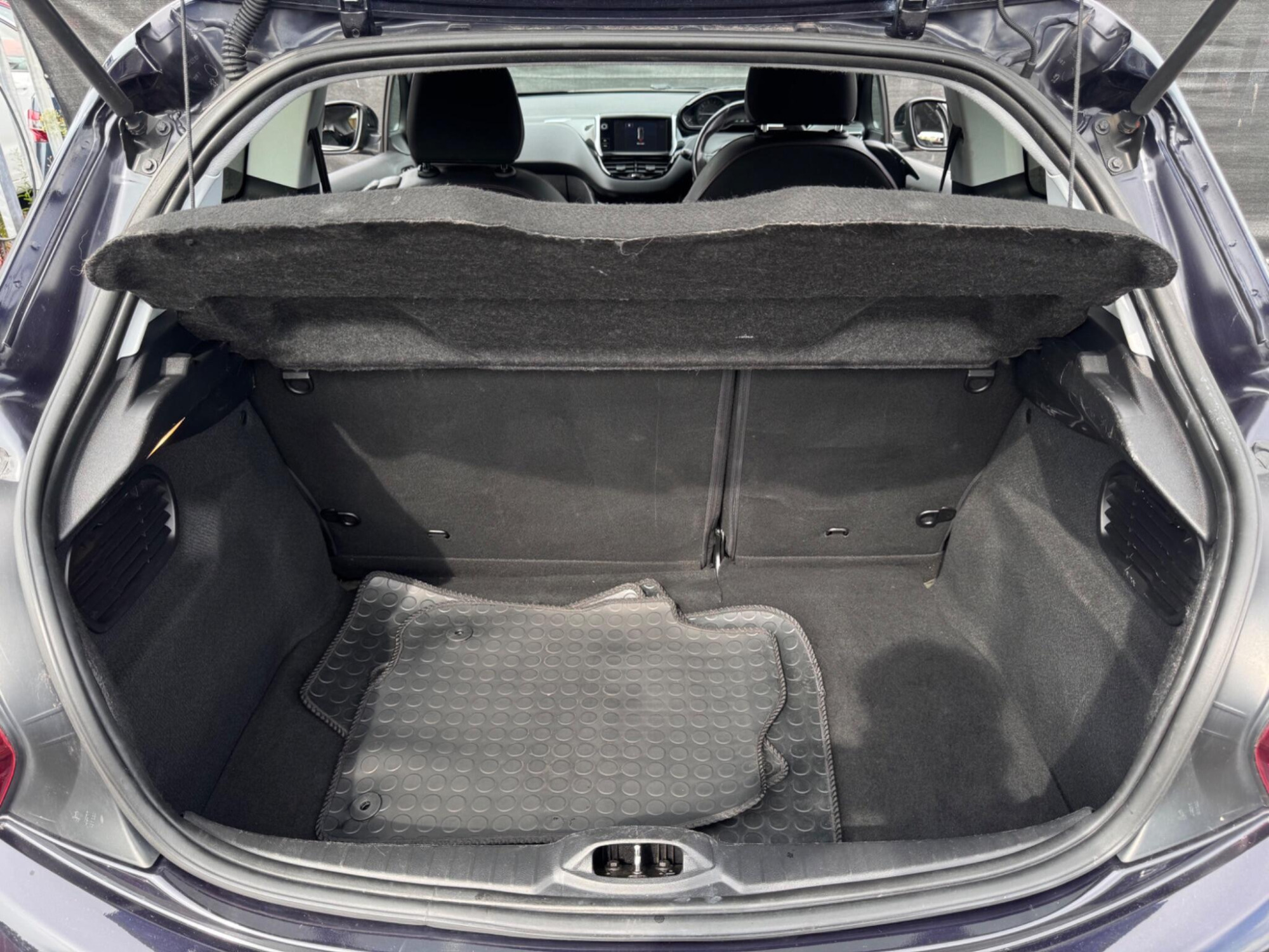 2016 Peugeot 208 image 18