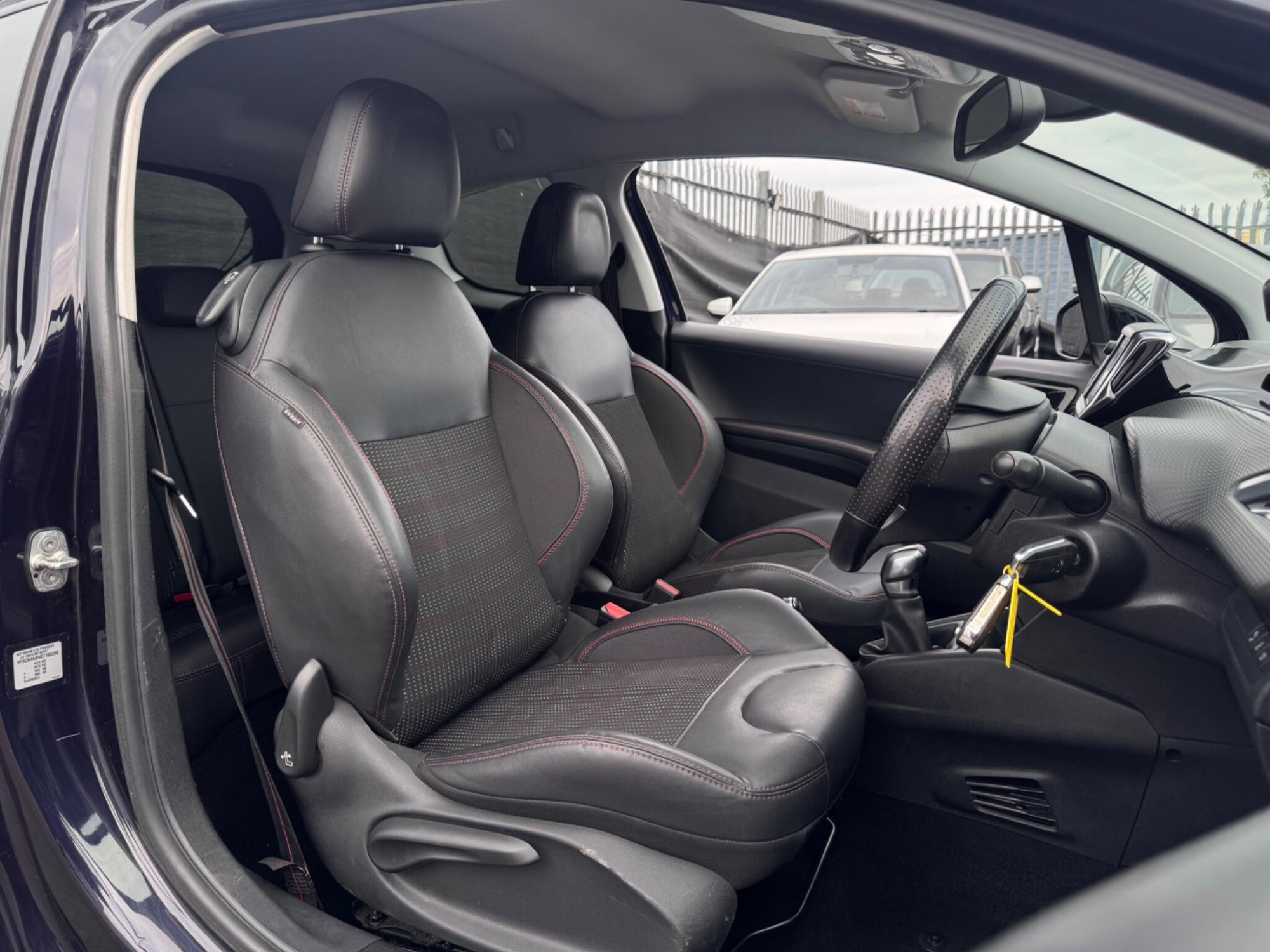 2016 Peugeot 208 image 6