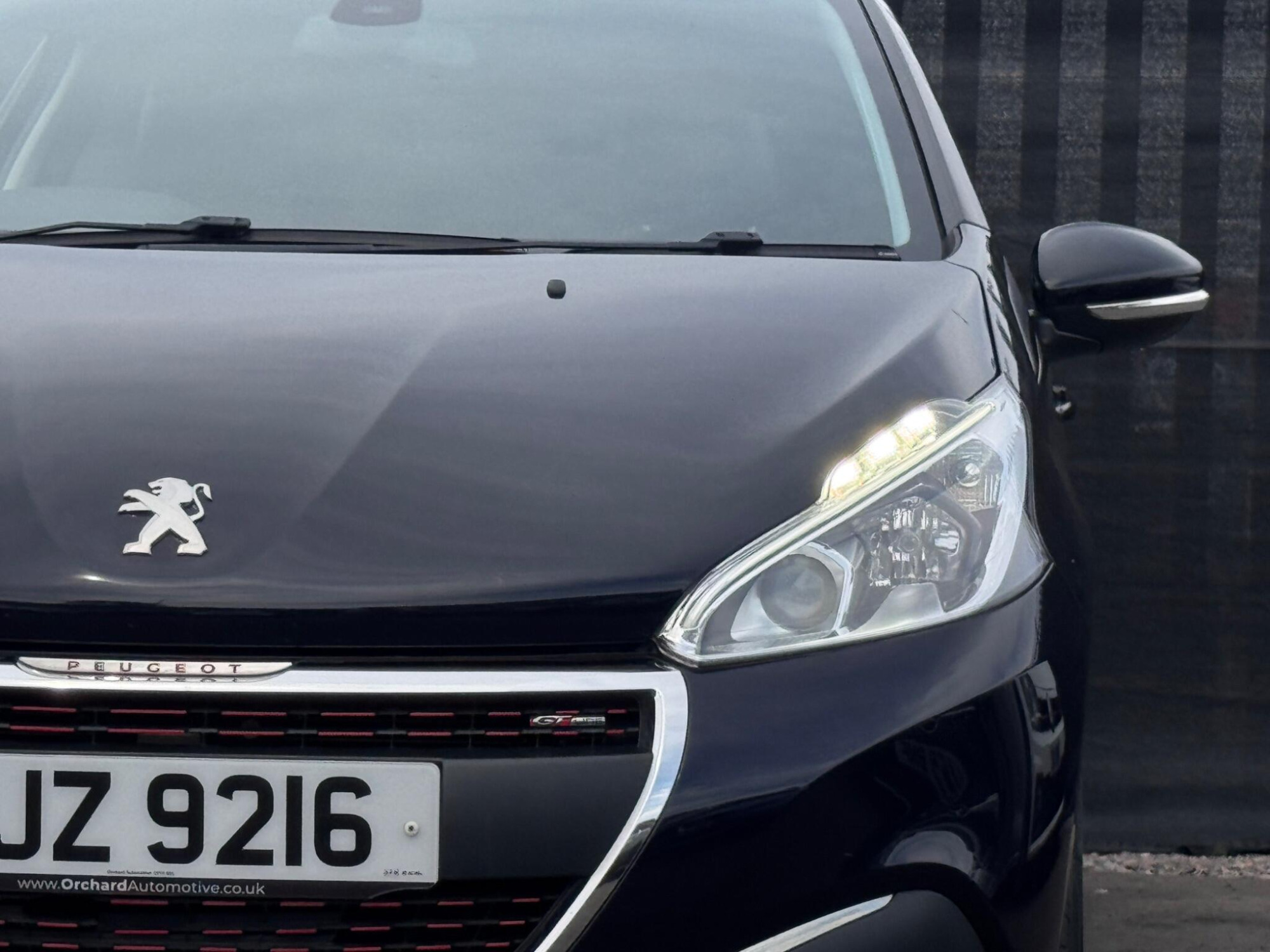 2016 Peugeot 208 image 8