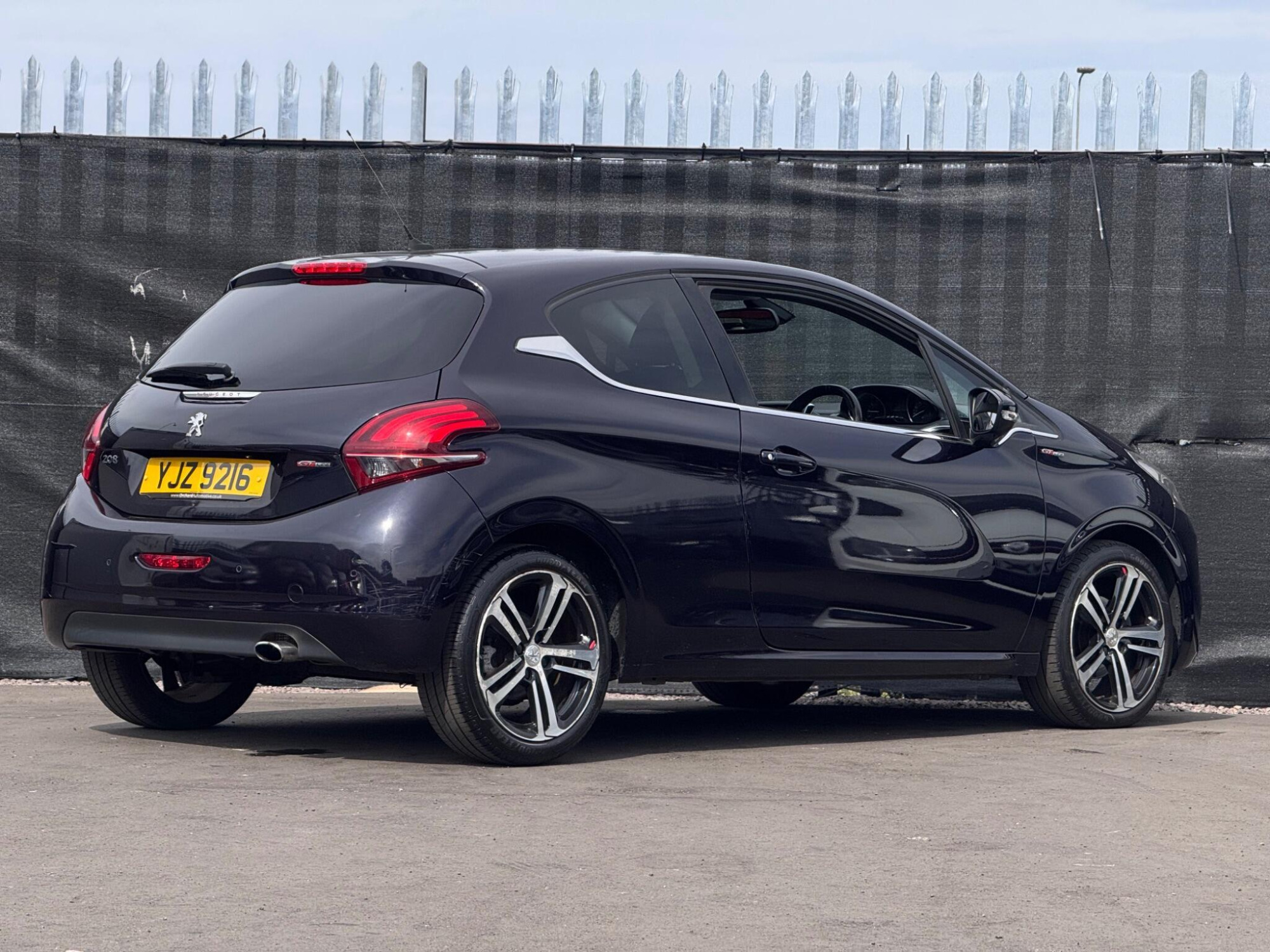 2016 Peugeot 208 image 12