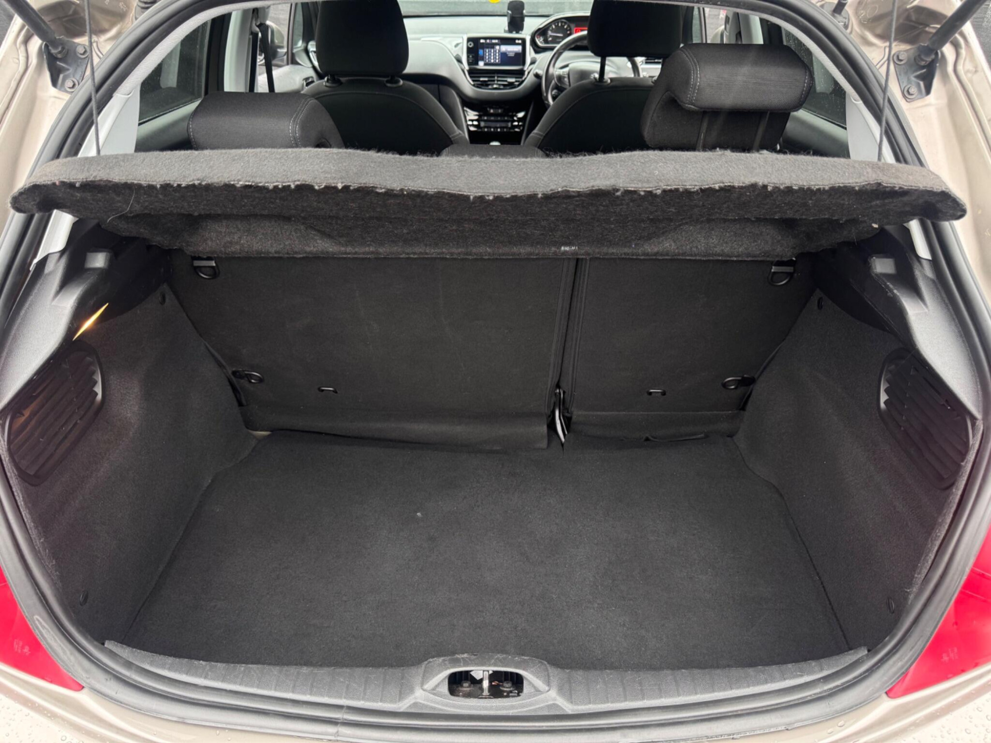 2015 Peugeot 208 image 6
