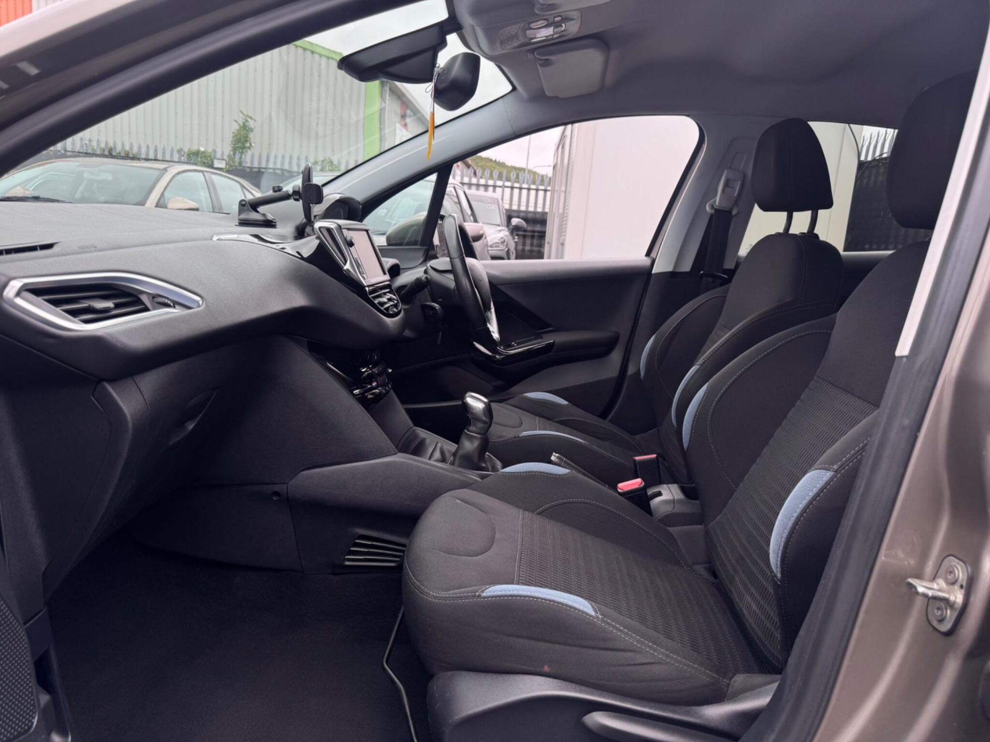 2015 Peugeot 208 image 16