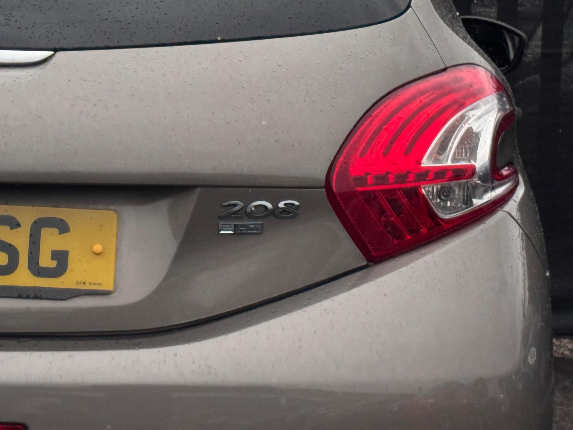 2015 Peugeot 208 image 9
