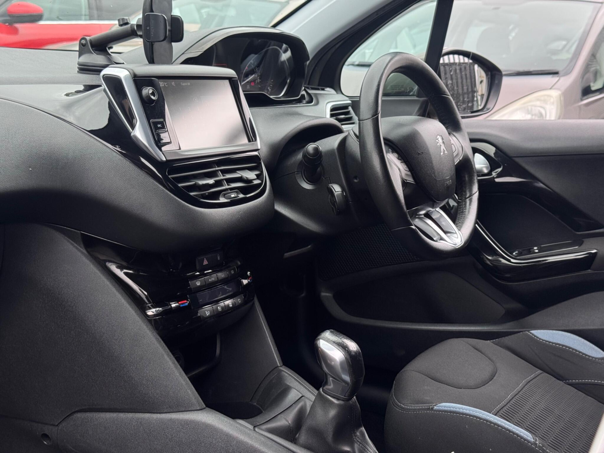 2015 Peugeot 208 image 12