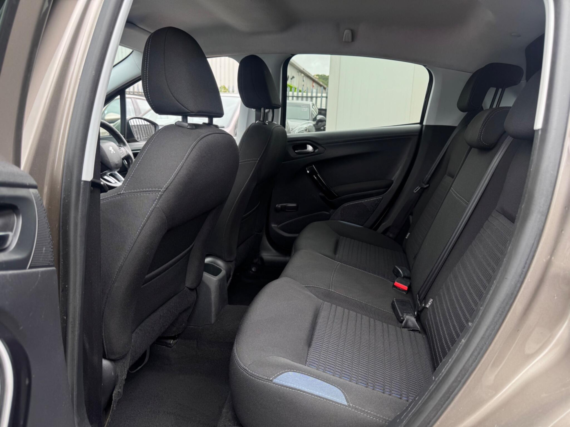 2015 Peugeot 208 image 15