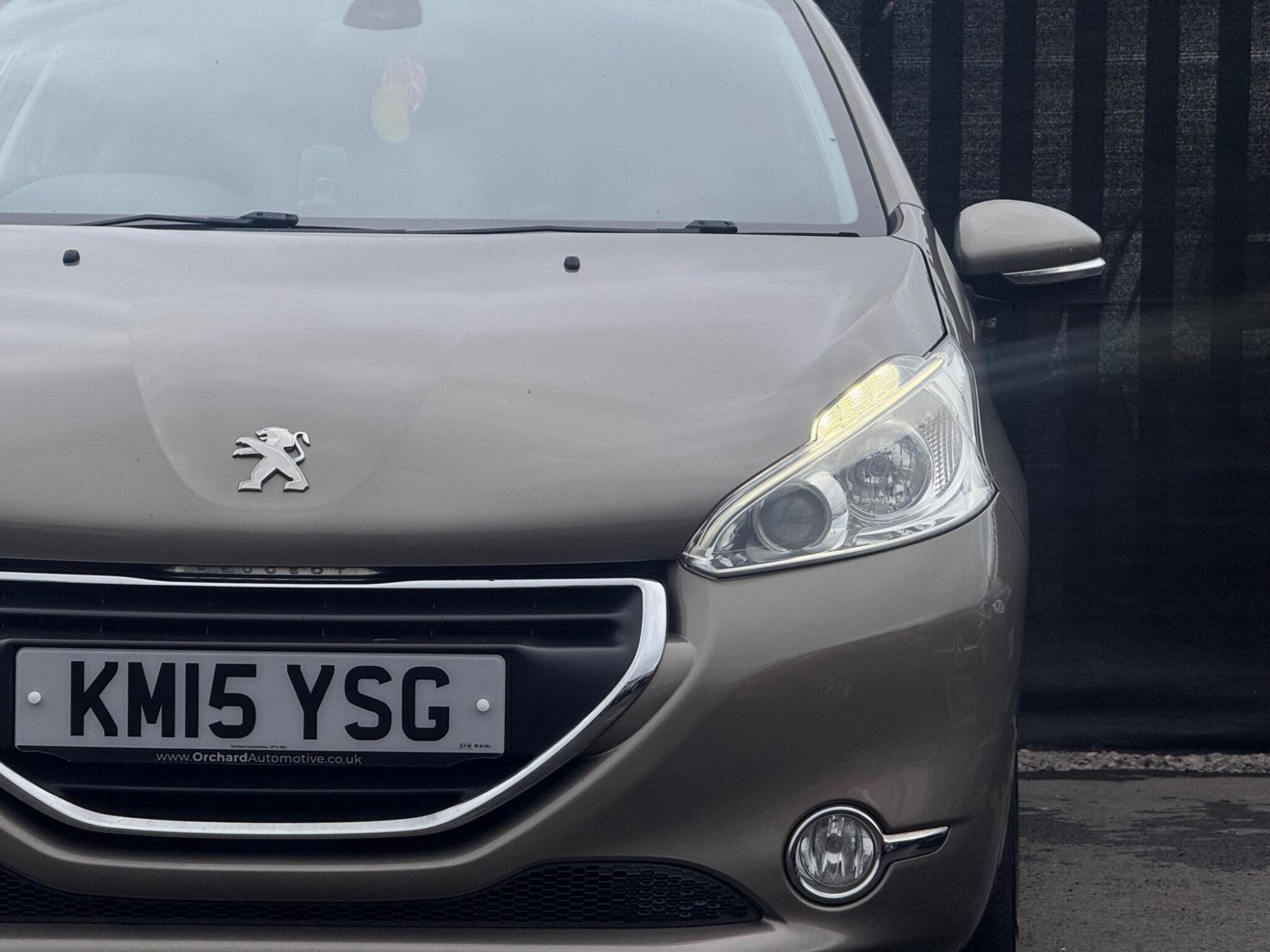2015 Peugeot 208 image 11
