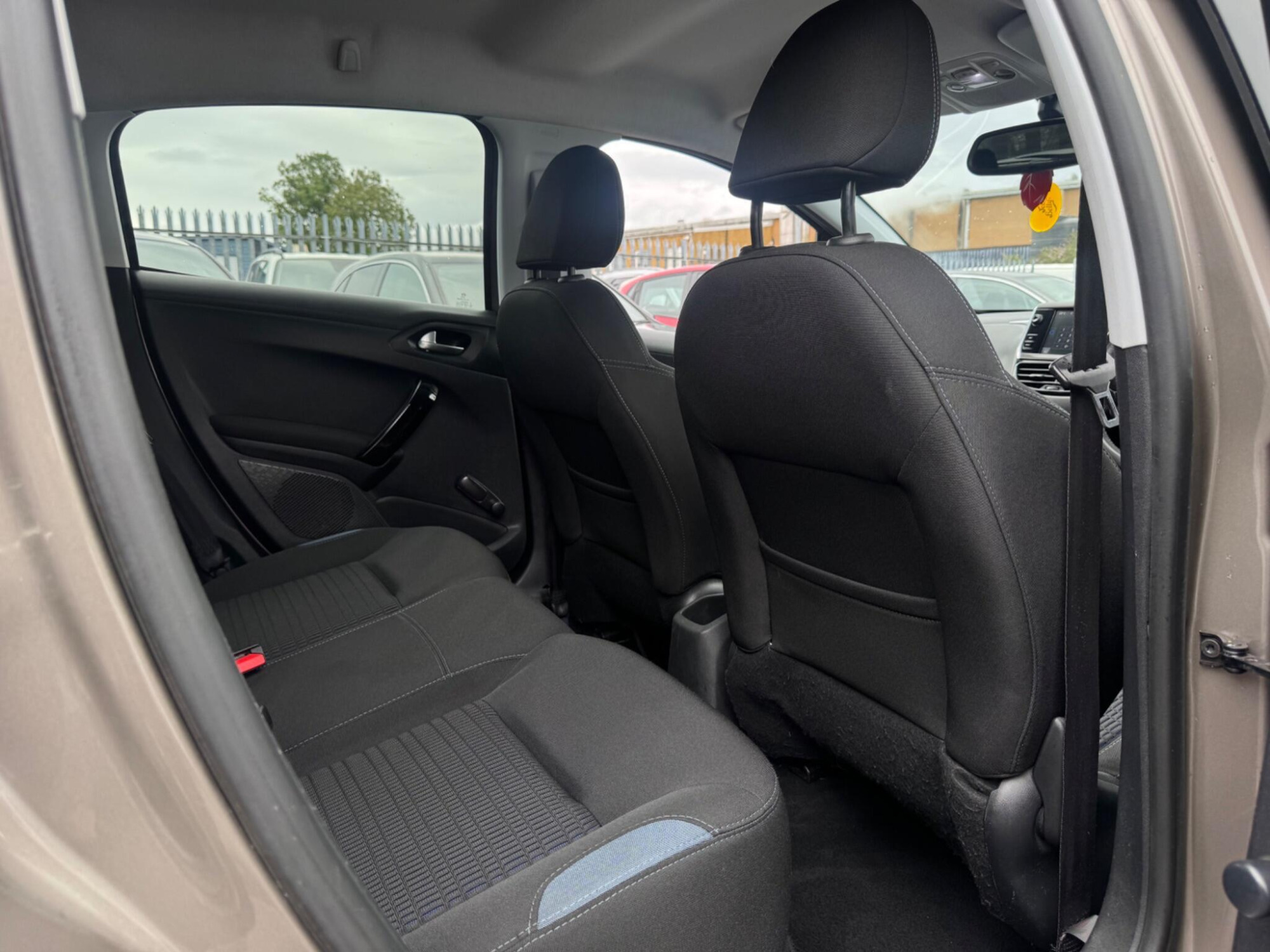 2015 Peugeot 208 image 13