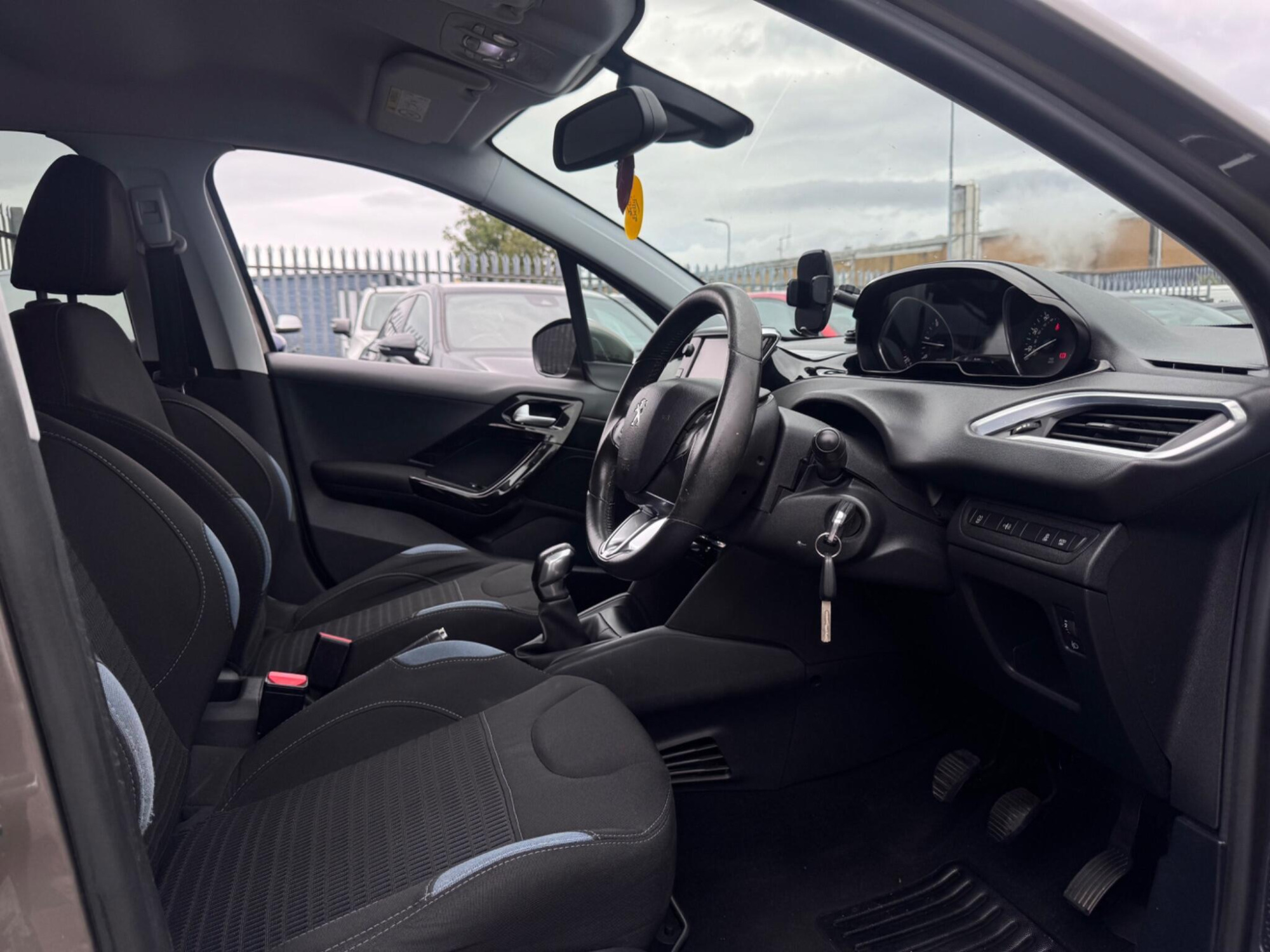 2015 Peugeot 208 image 14