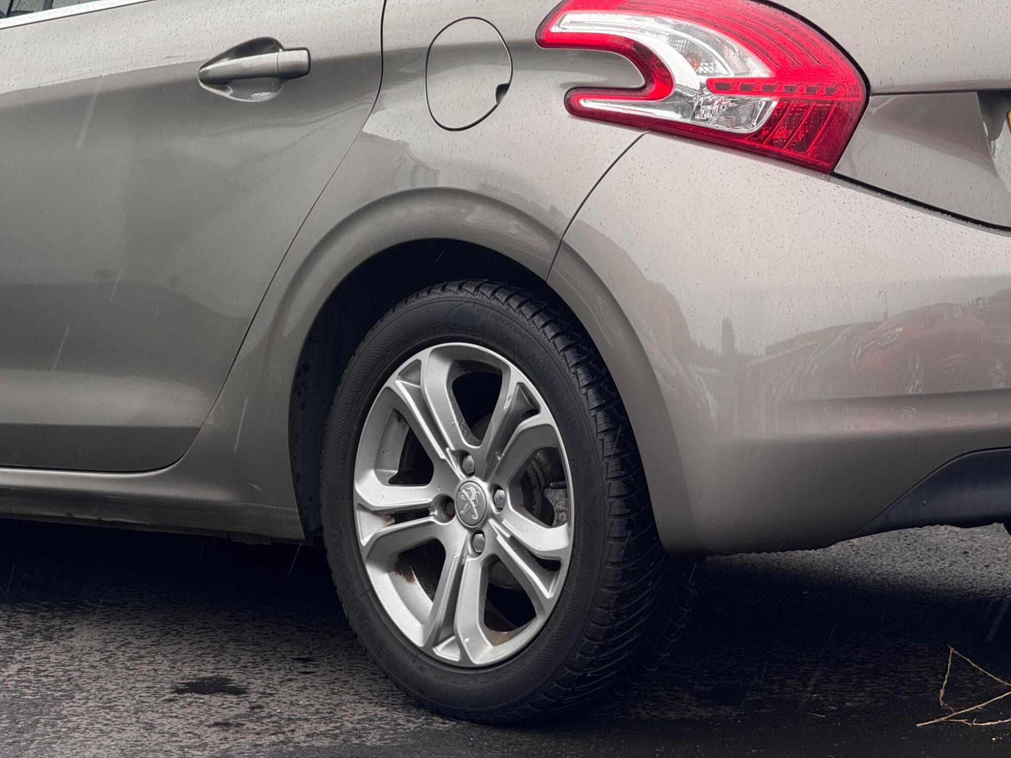 2015 Peugeot 208 image 8