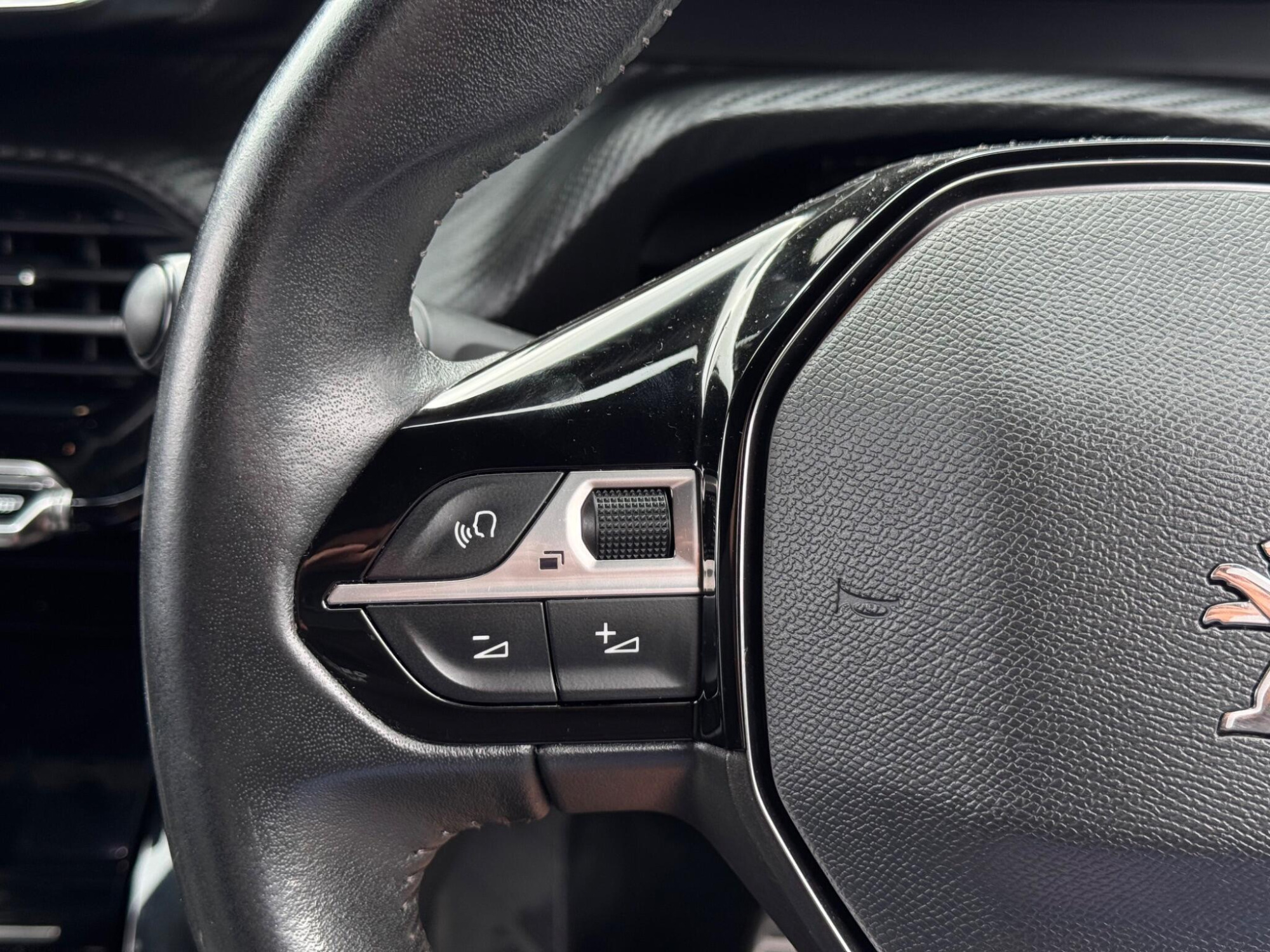 2023 Peugeot E-2008 image 31