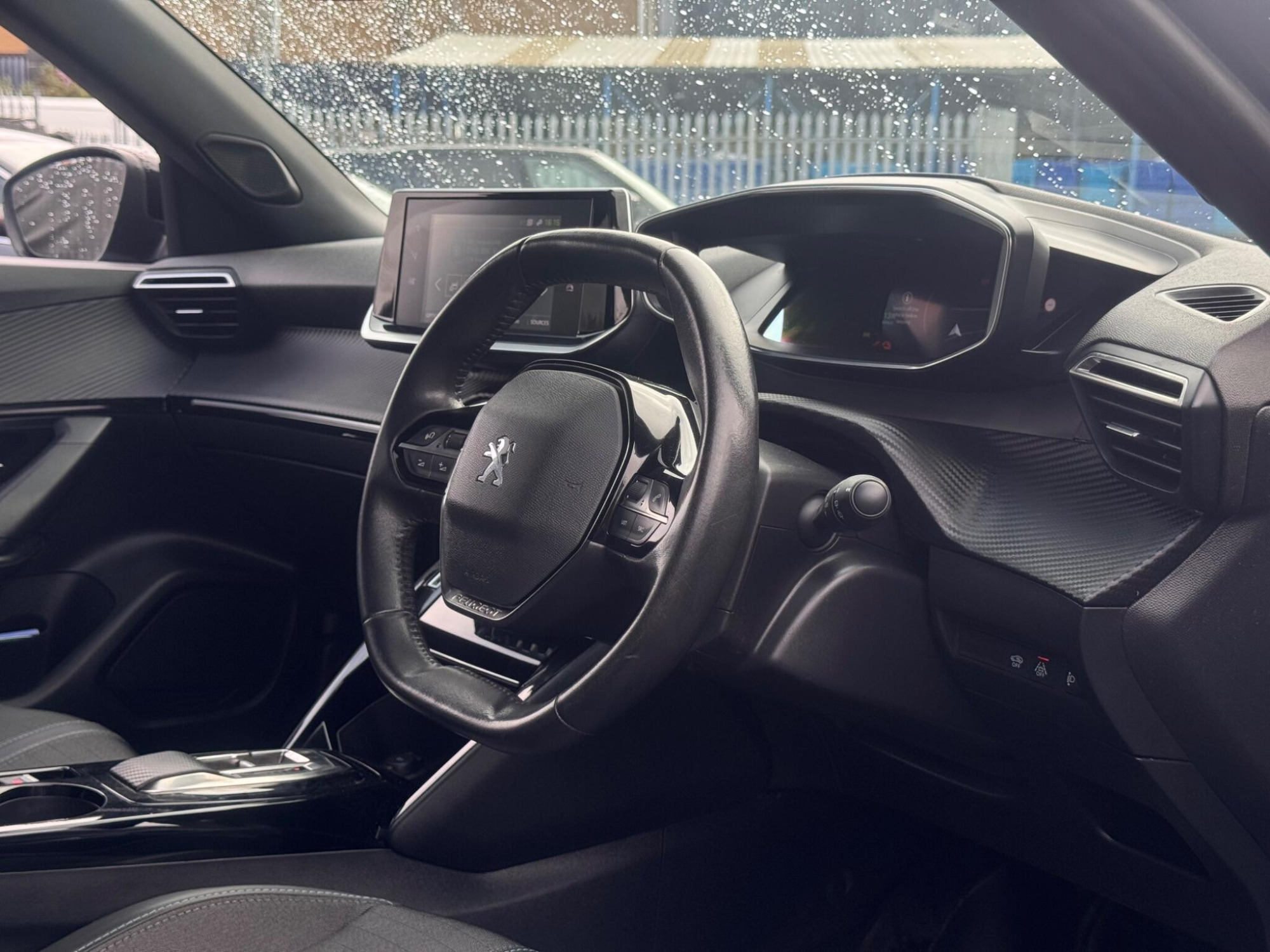 2023 Peugeot E-2008 image 11