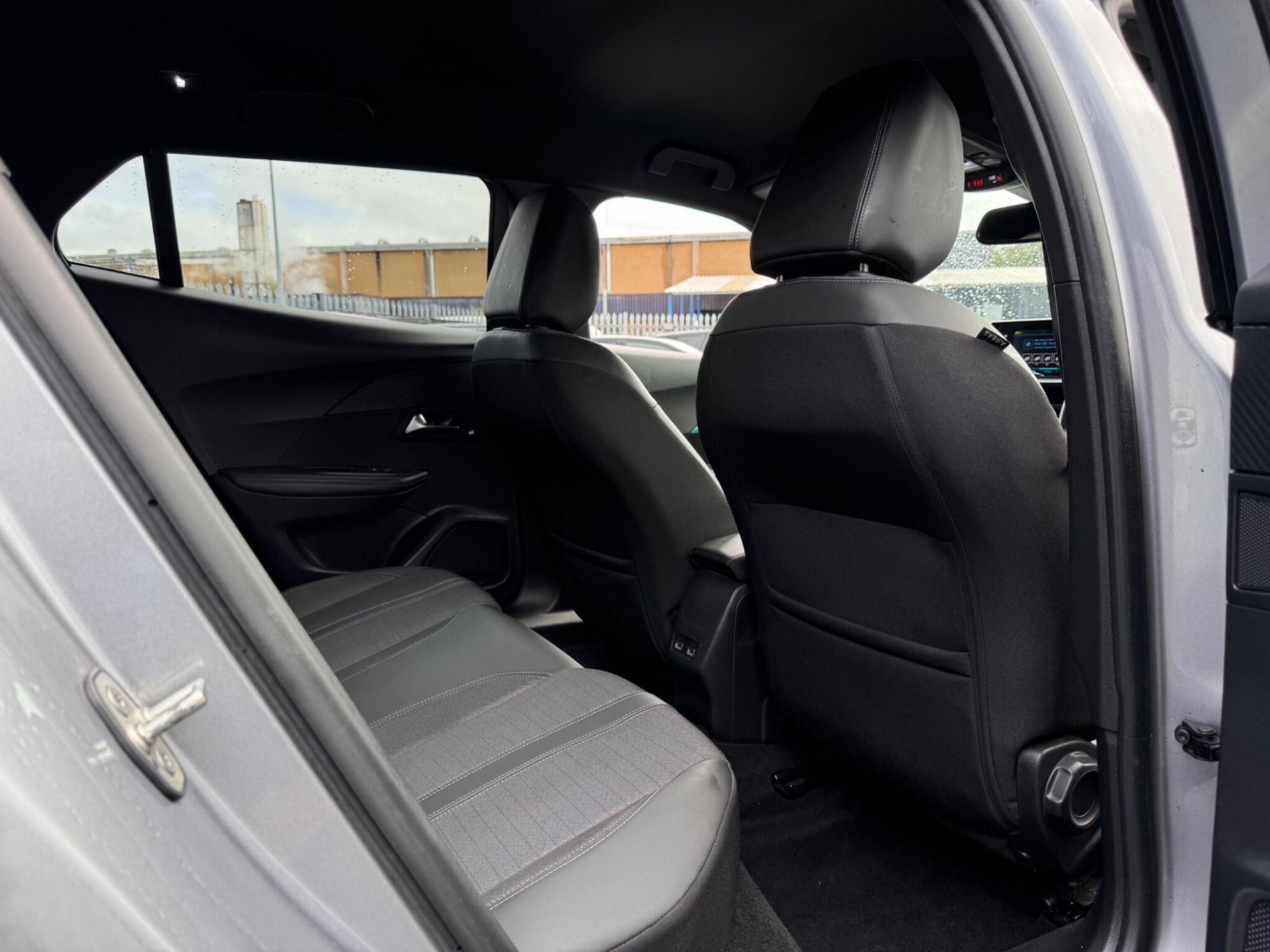 2023 Peugeot E-2008 image 15