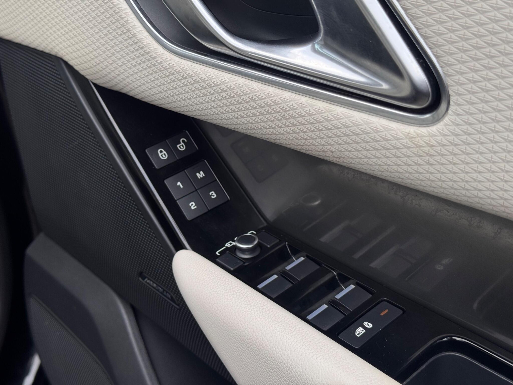 2018 Land Rover Range Rover Velar image 17