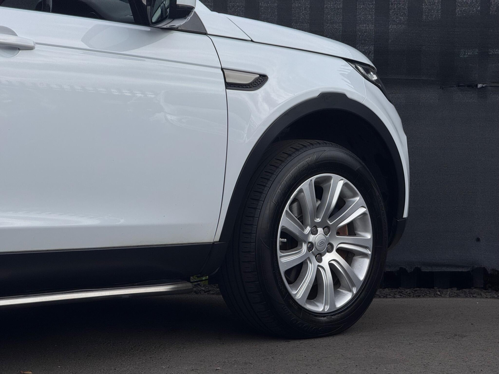 2016 Land Rover Discovery Sport image 9