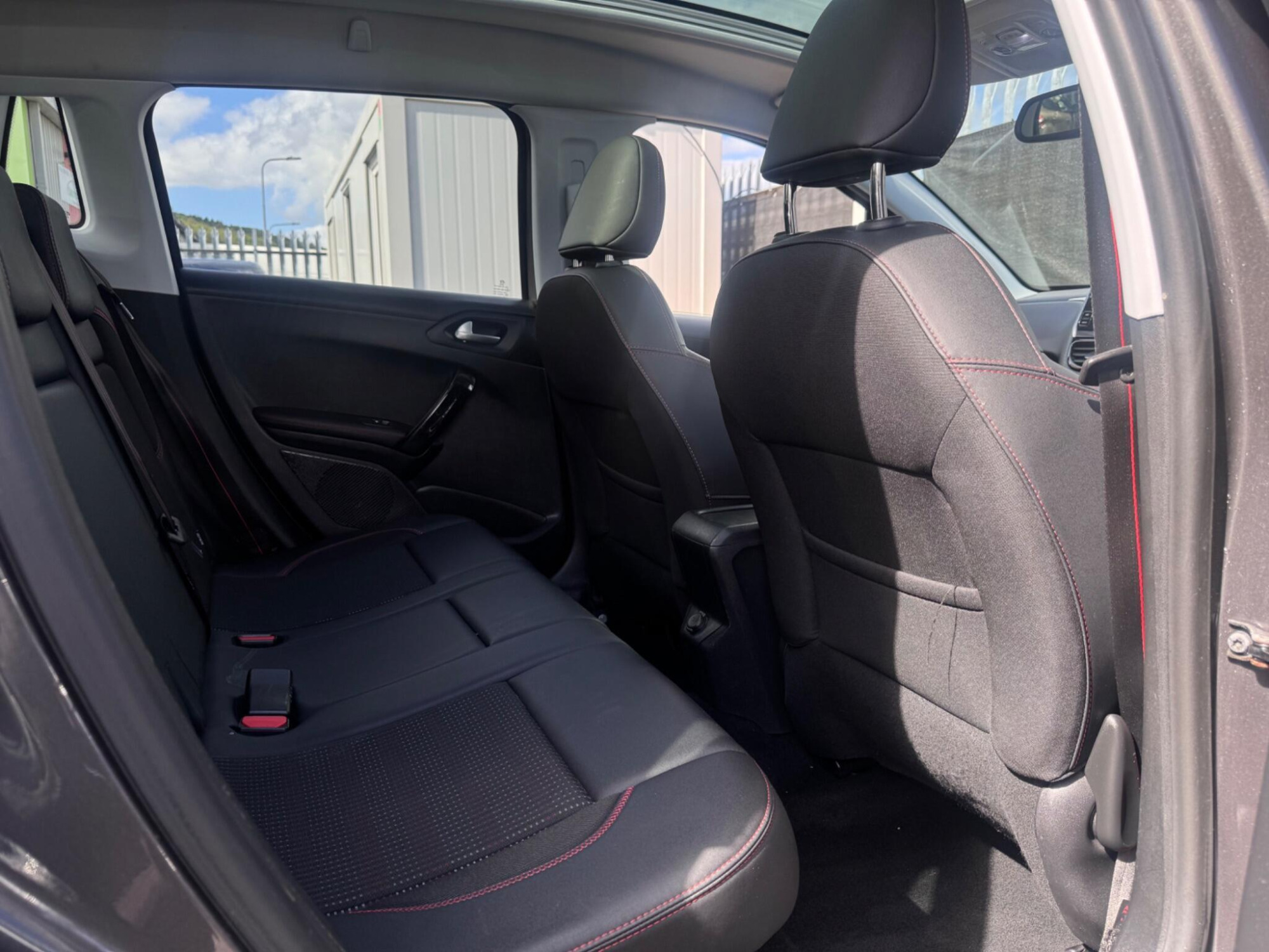 2016 Peugeot 2008 image 11