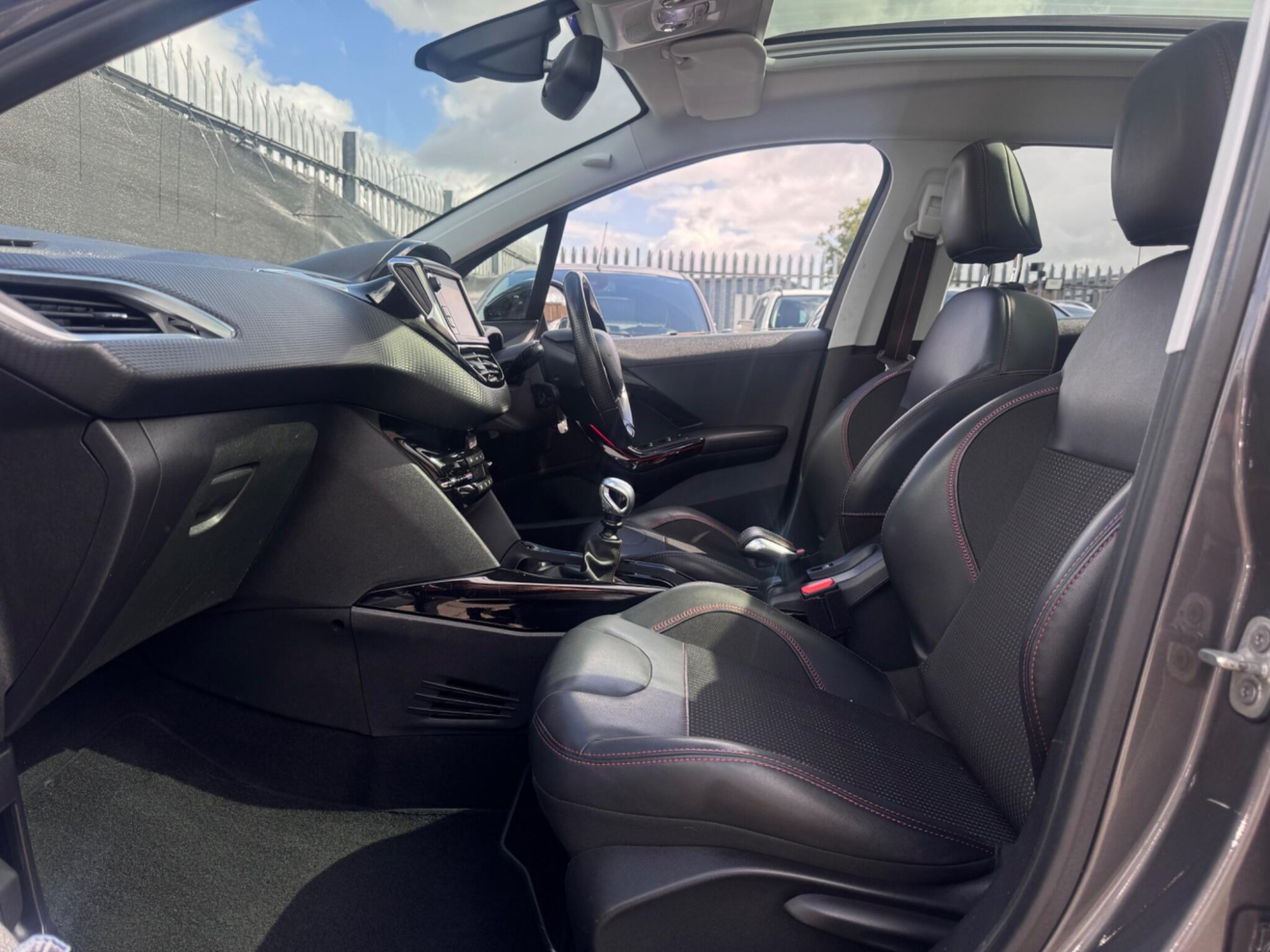 2016 Peugeot 2008 image 14