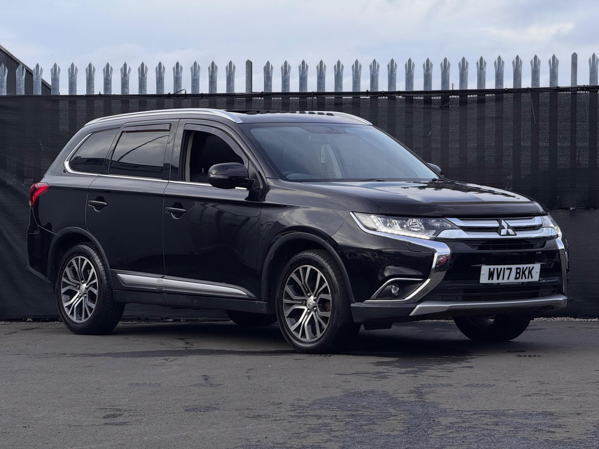 2017 Mitsubishi Outlander image 1