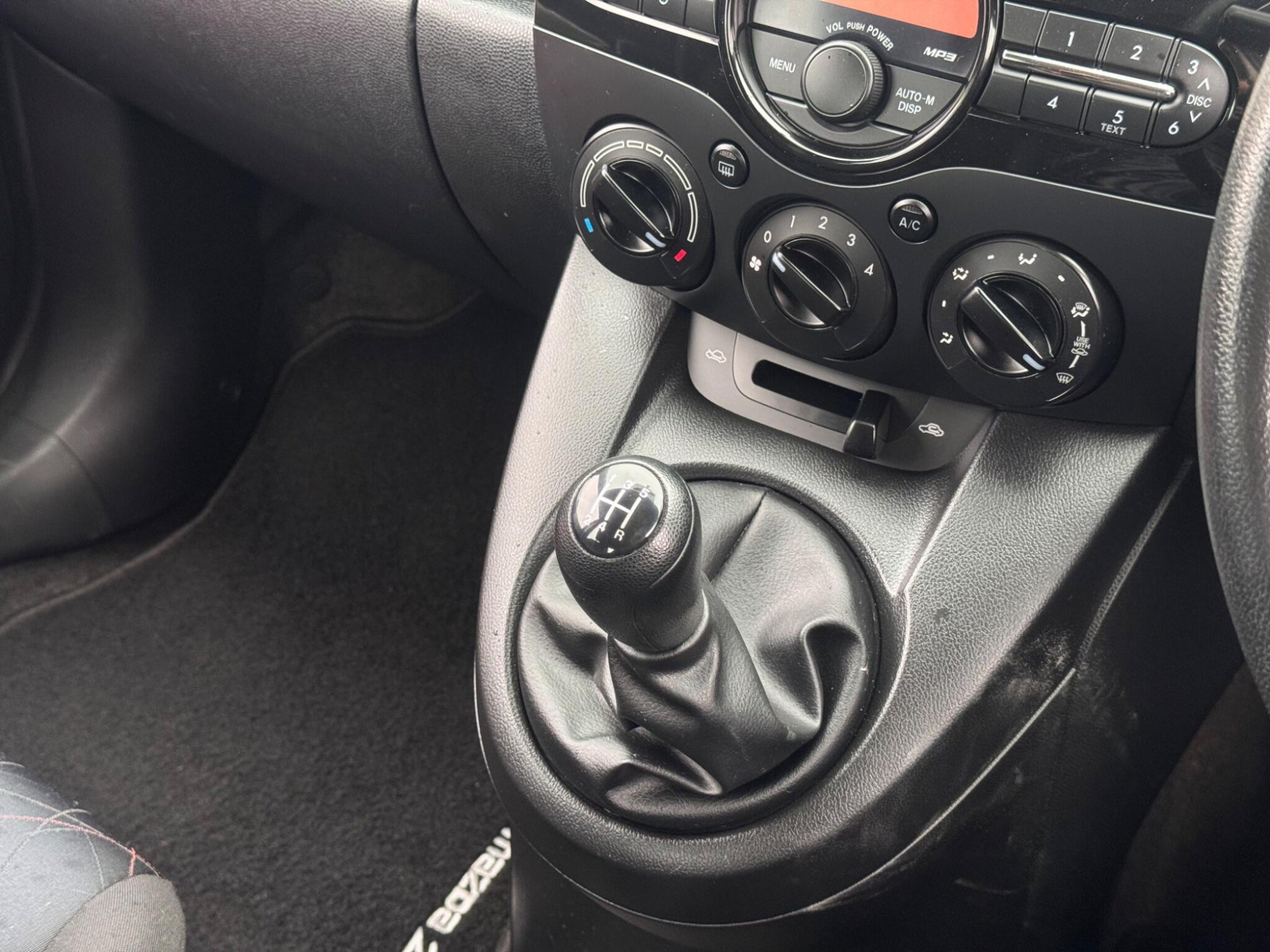 2011 Mazda Mazda2 image 14