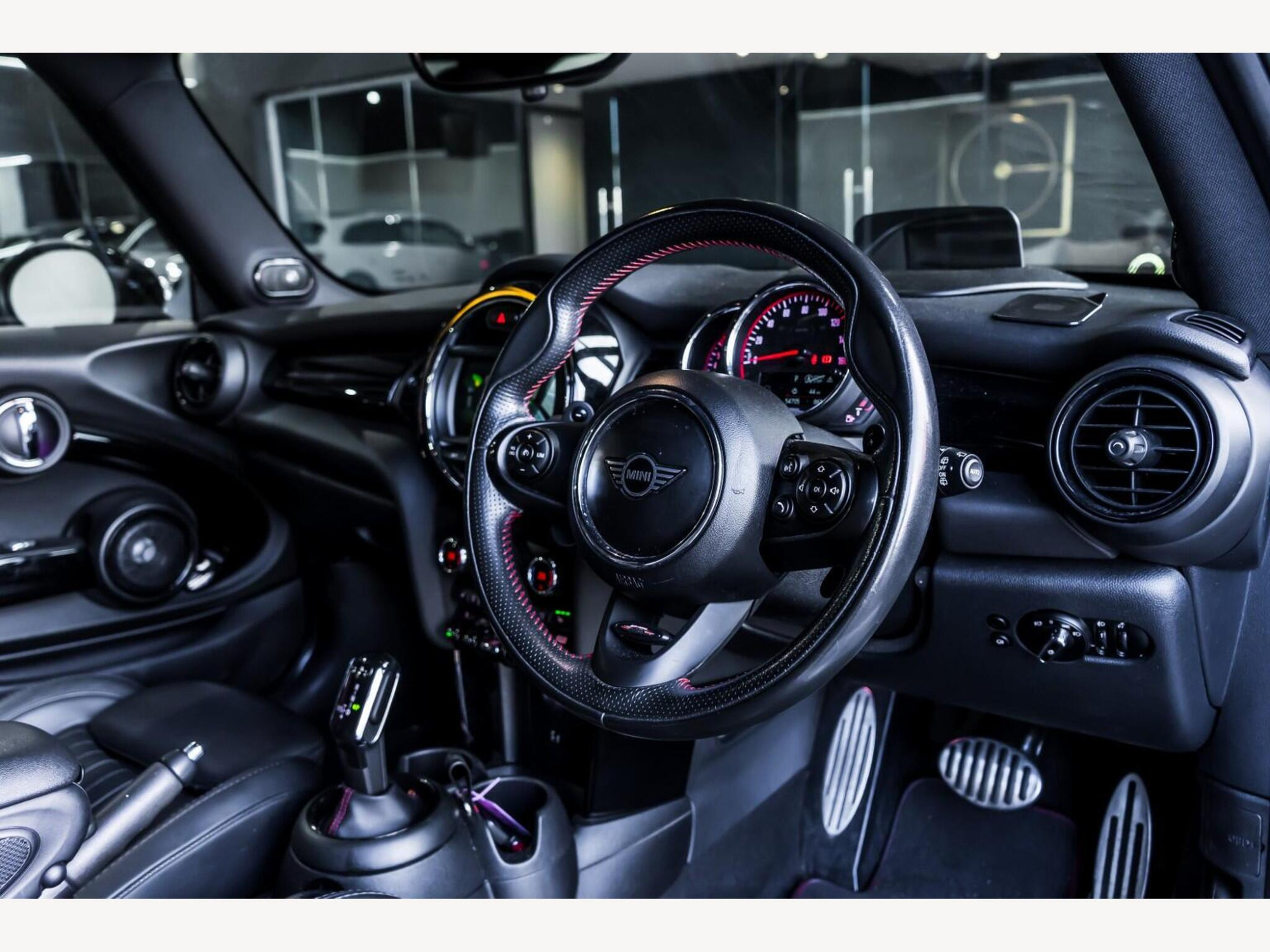 2019 MINI HATCH image 9