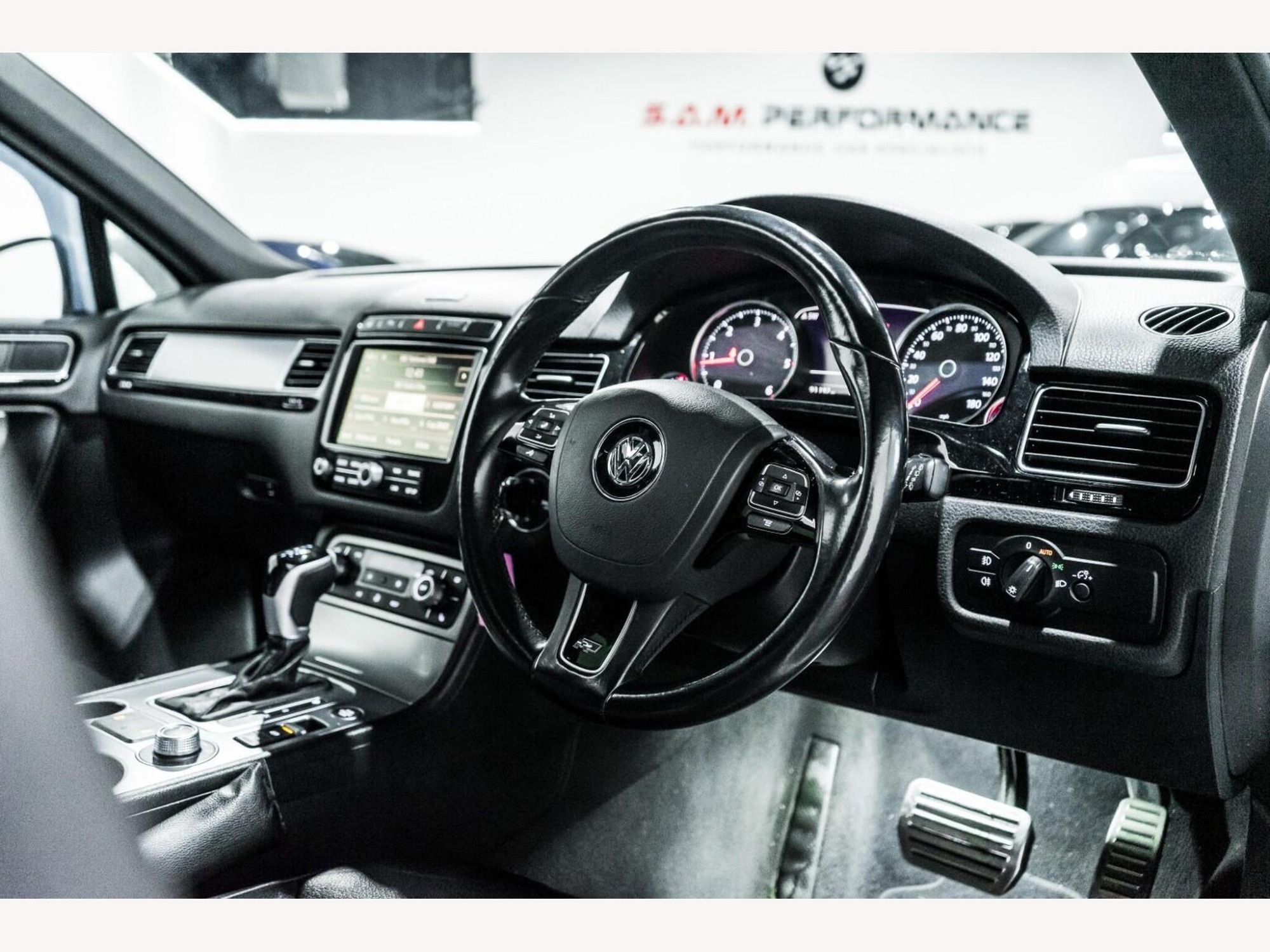 2015 Volkswagen TOUAREG image 9