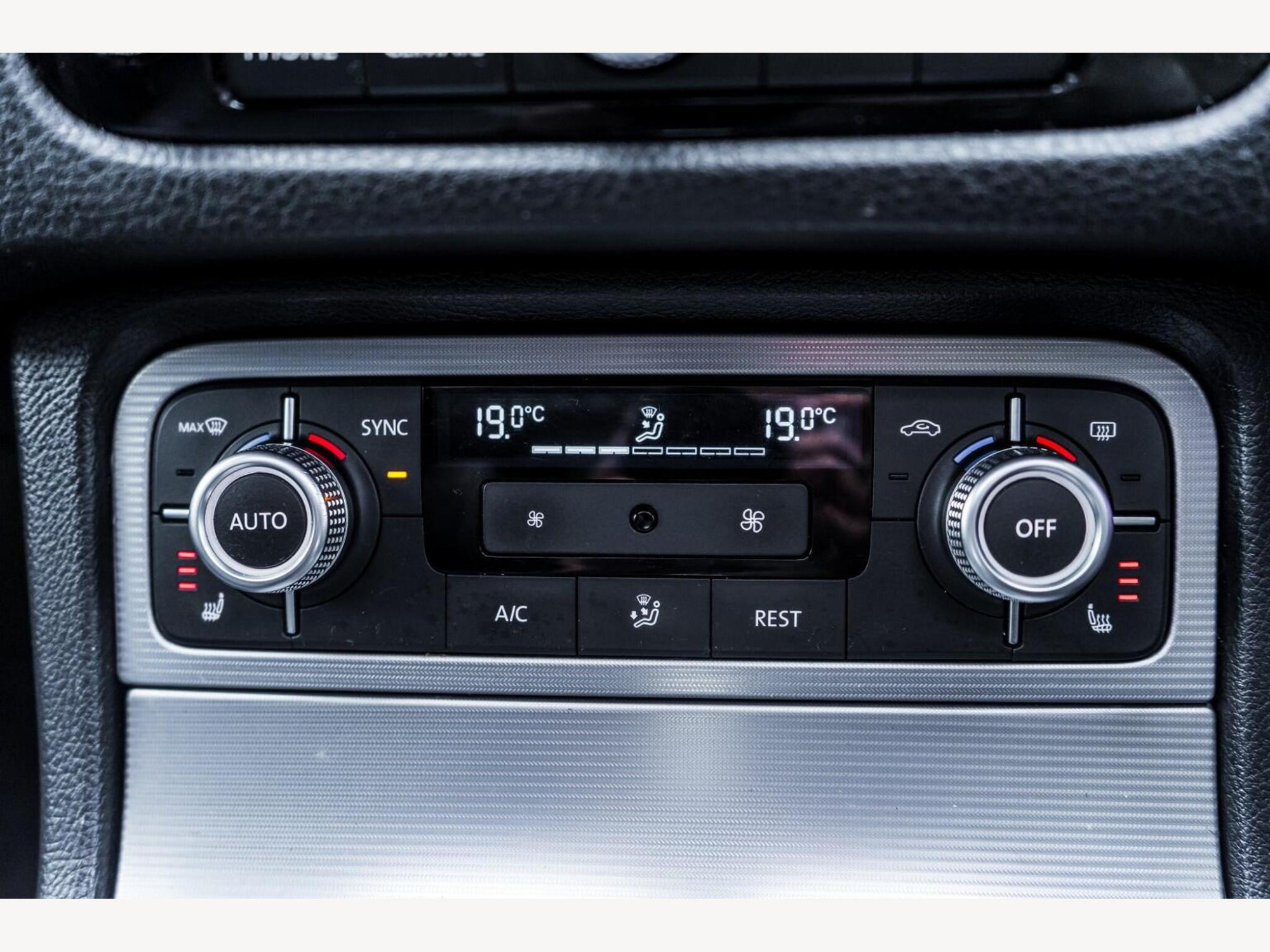 2015 Volkswagen TOUAREG image 14
