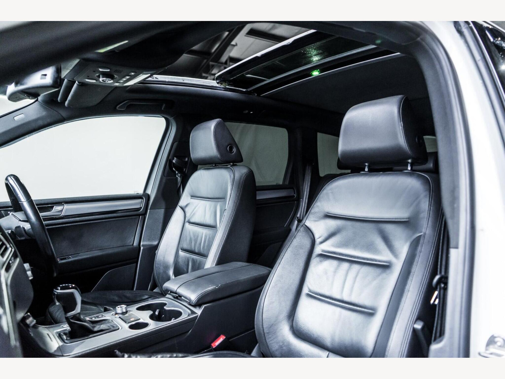2015 Volkswagen TOUAREG image 11