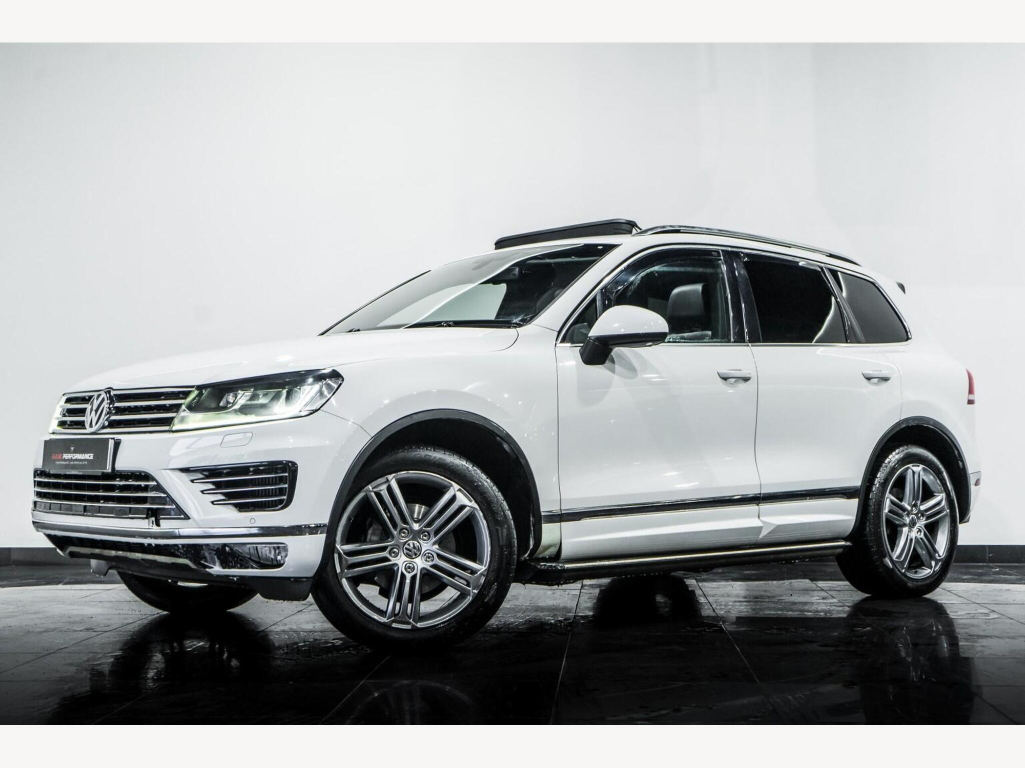 2015 Volkswagen TOUAREG image 2