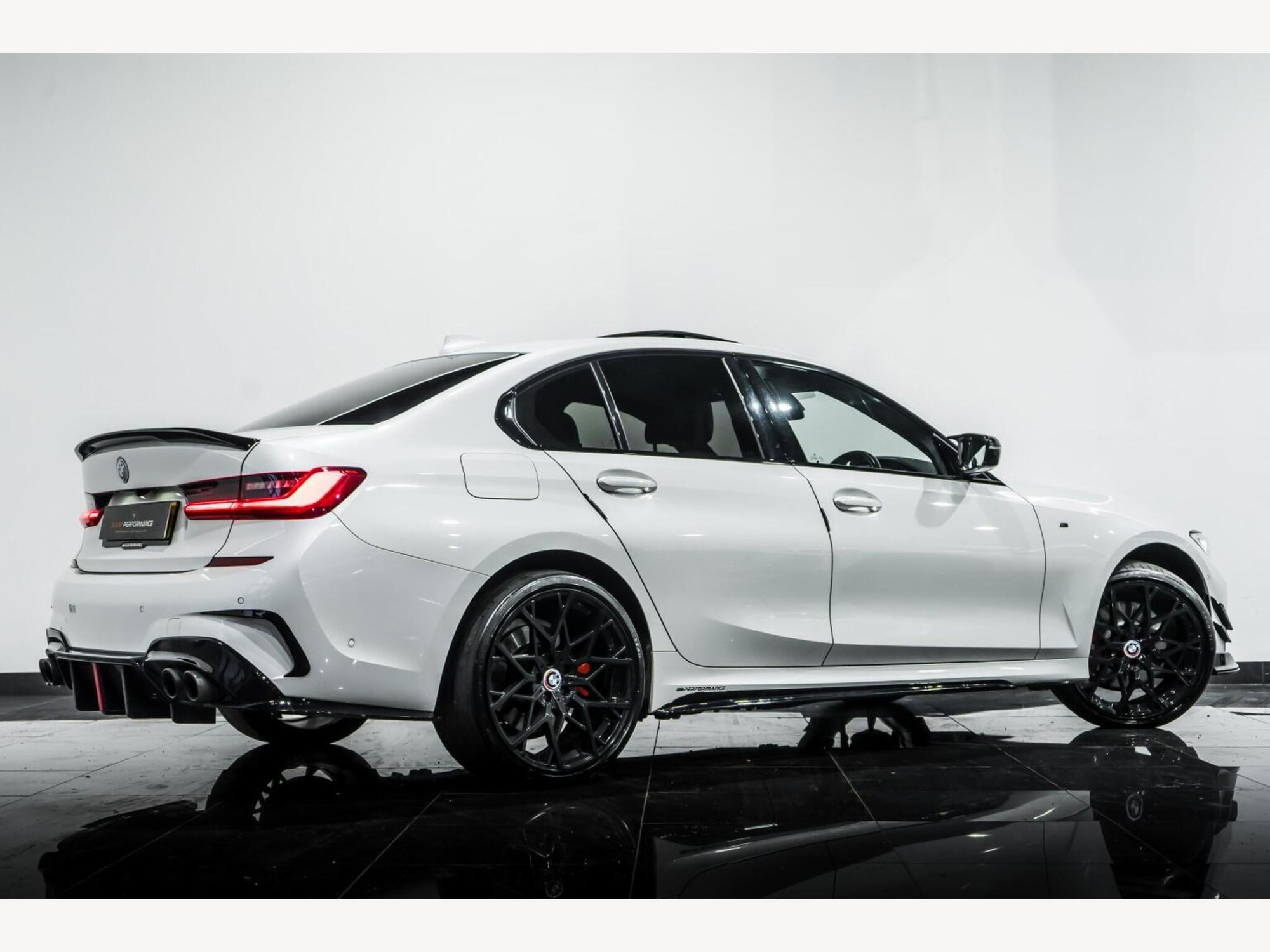 2019 BMW 3 SERIES image 3