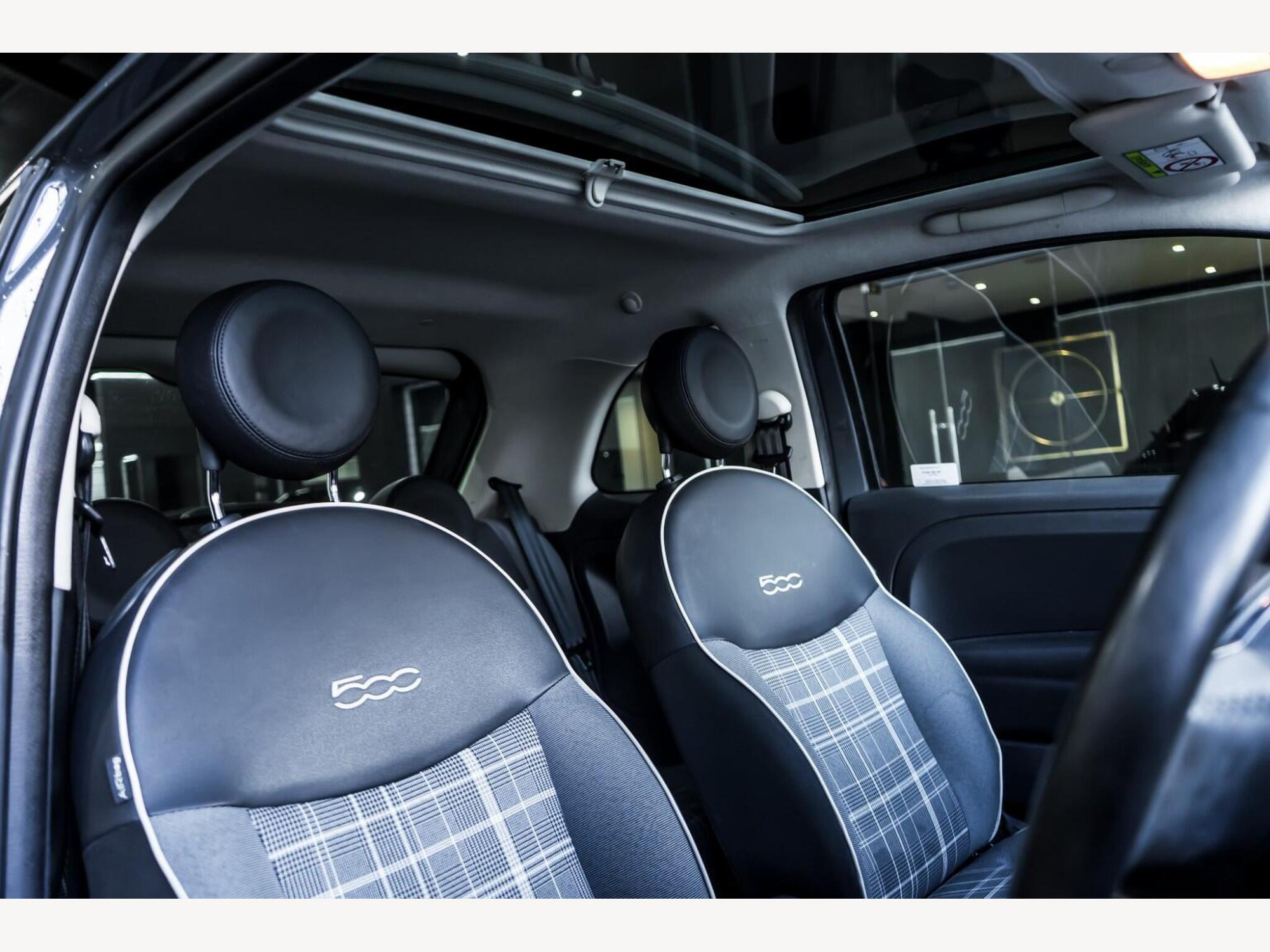 2016 Fiat 500 image 10