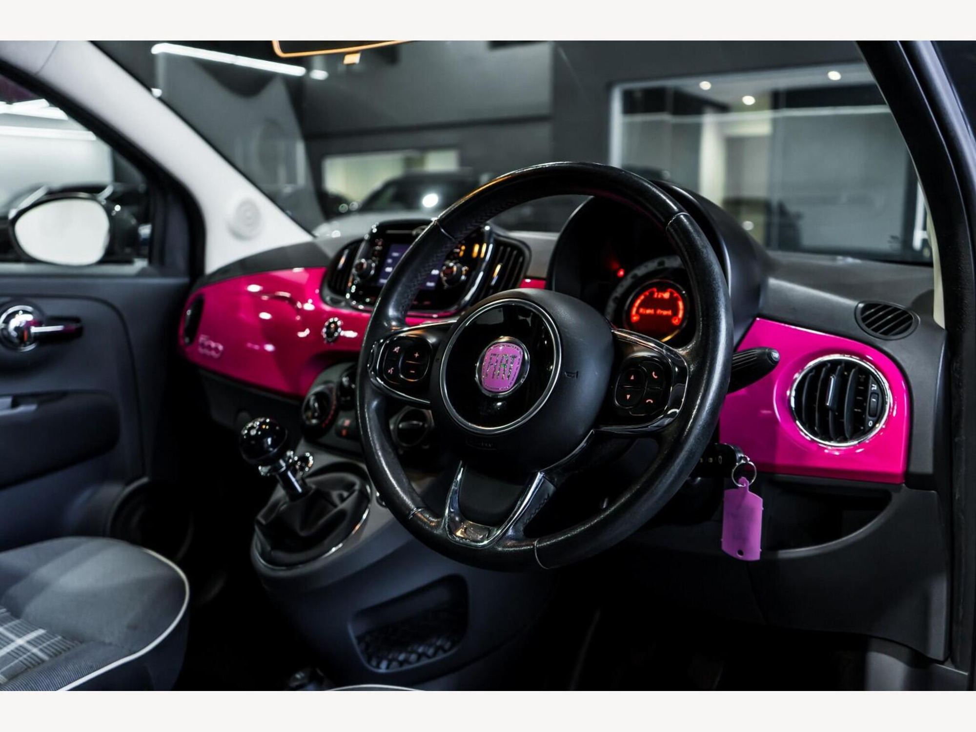 2016 Fiat 500 image 9
