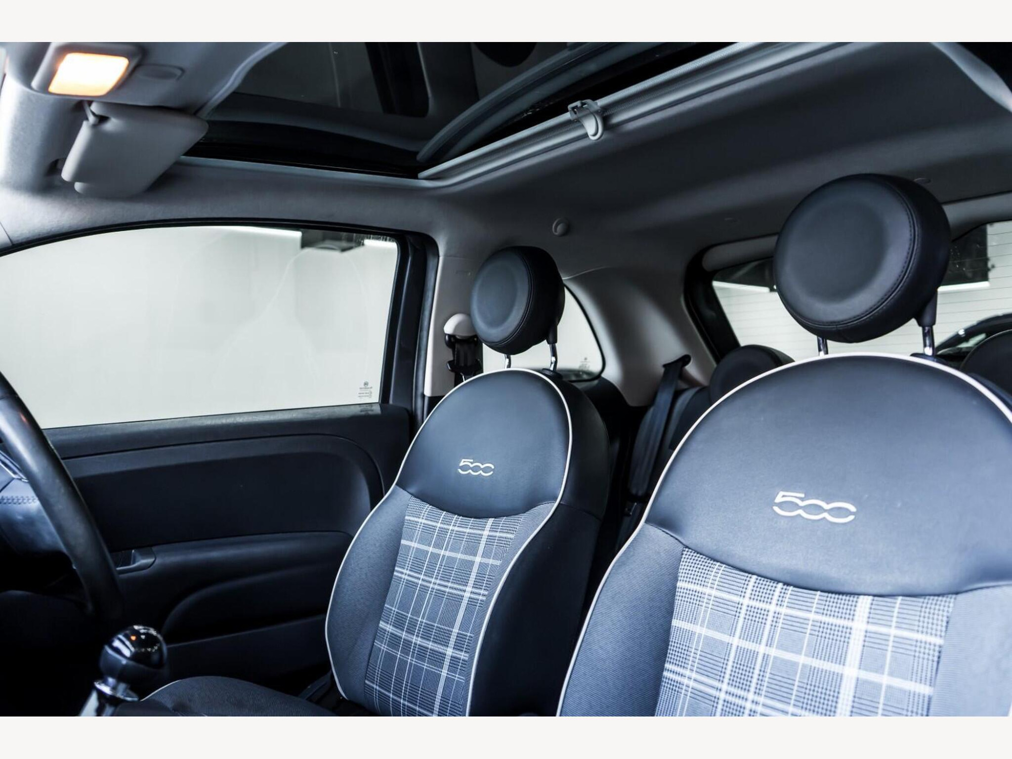 2016 Fiat 500 image 11