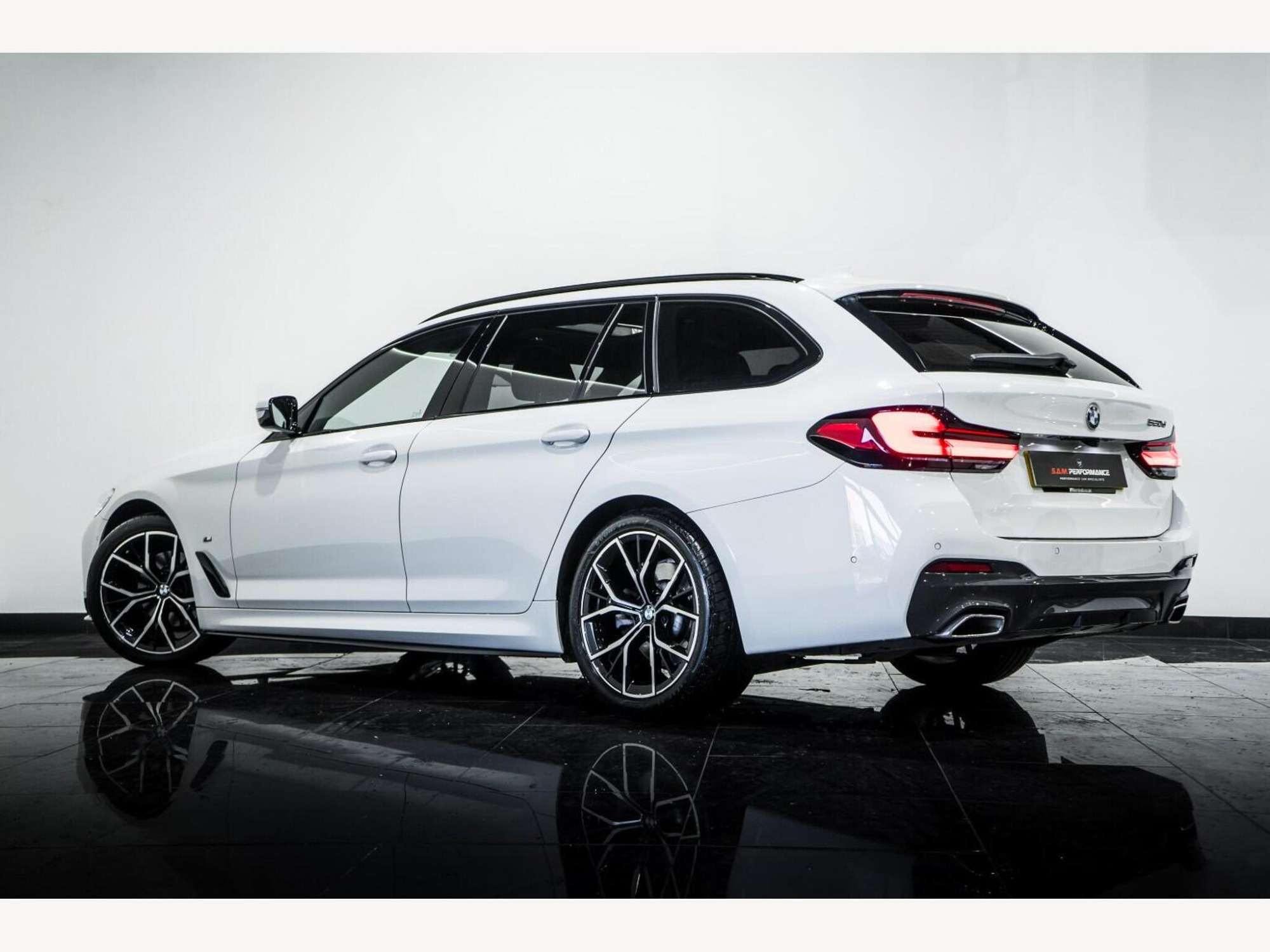 2022 BMW 5 SERIES image 4