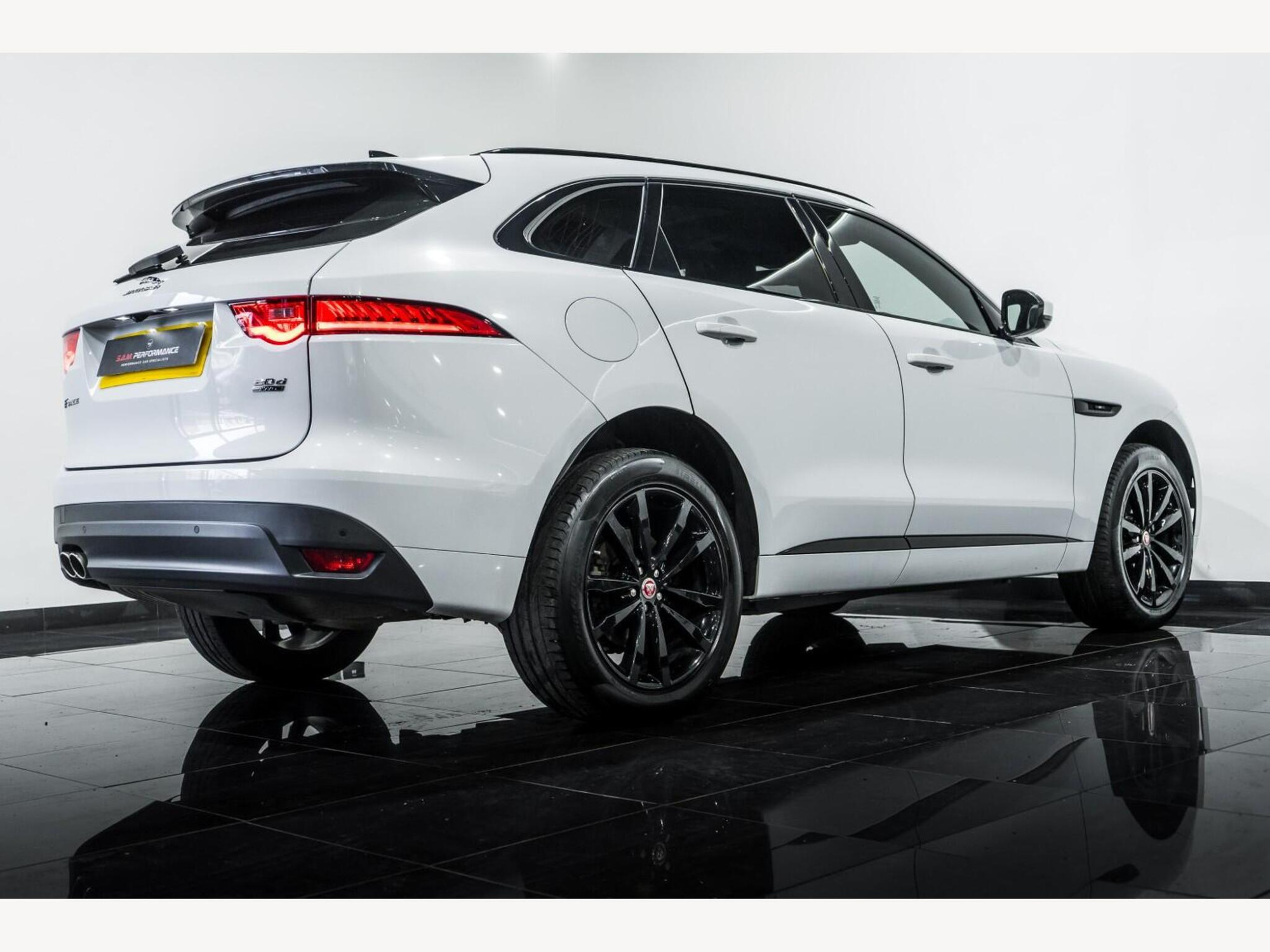 2019 Jaguar F-PACE image 2
