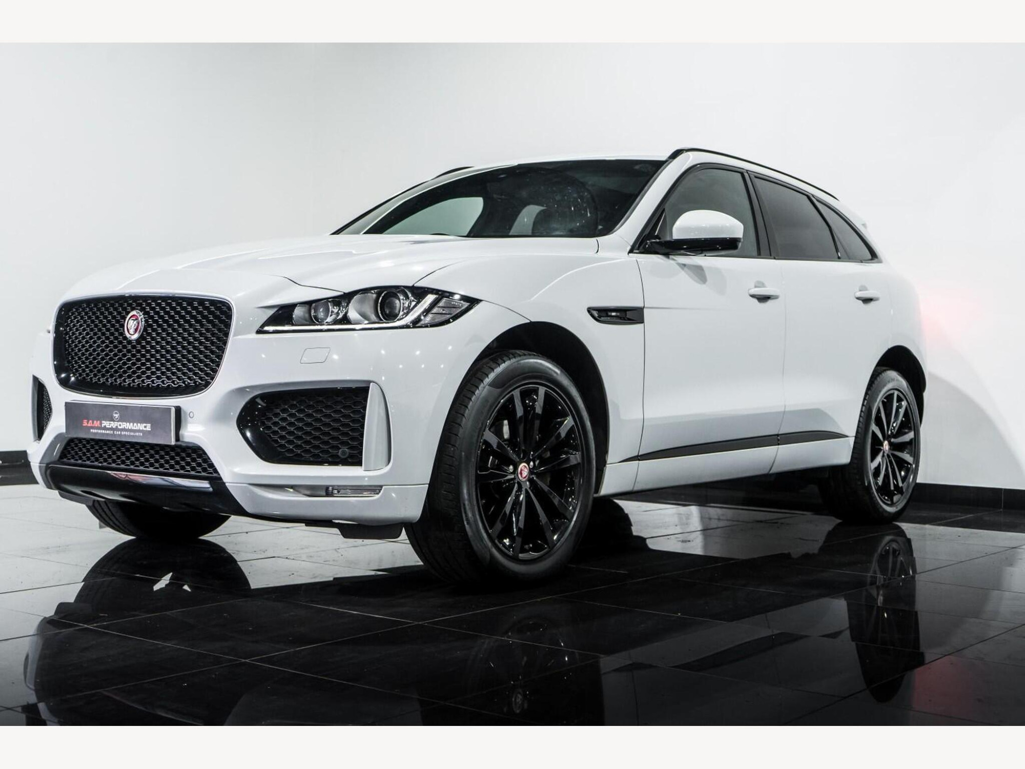 2019 Jaguar F-PACE image 6