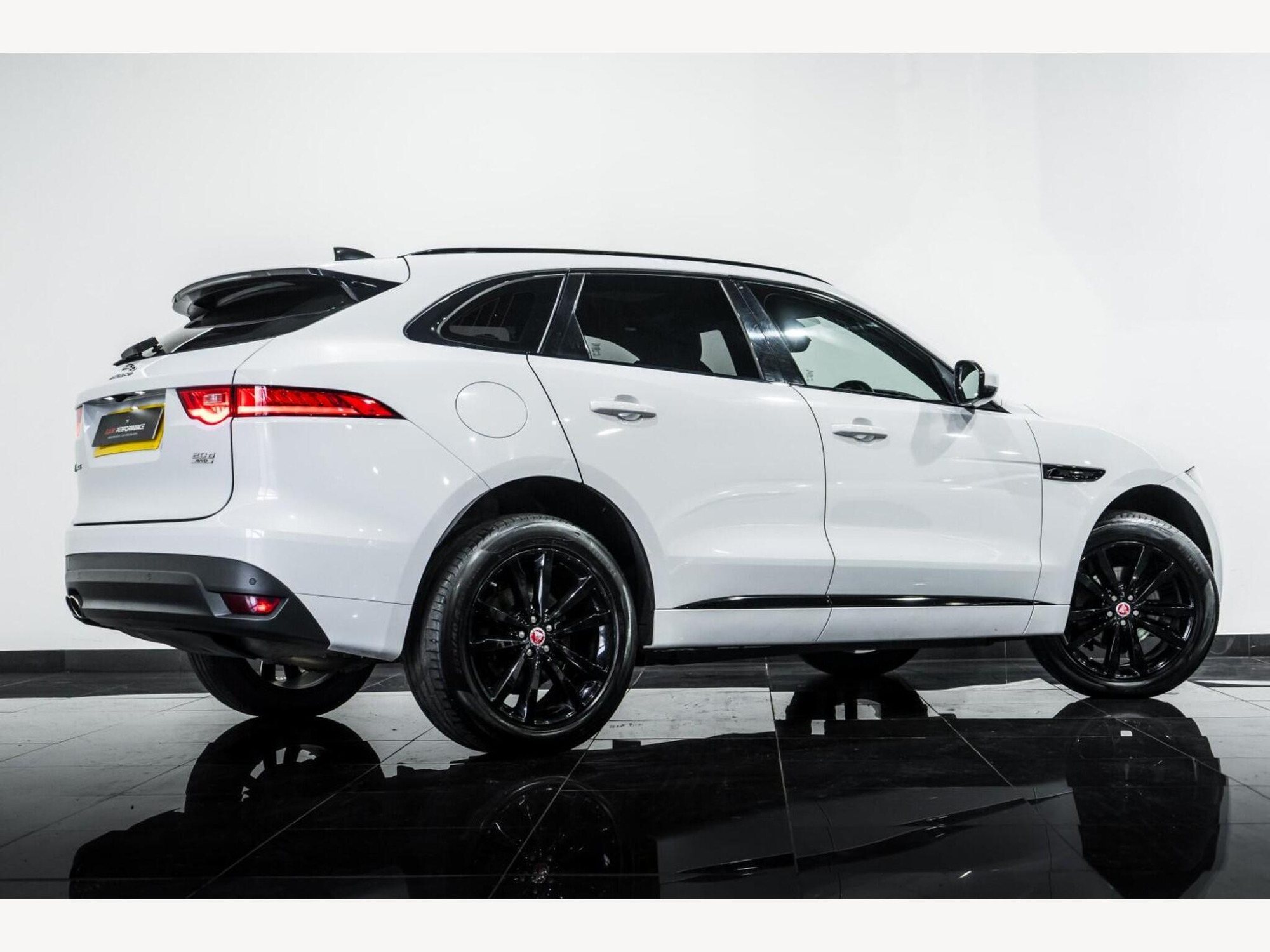 2019 Jaguar F-PACE image 4