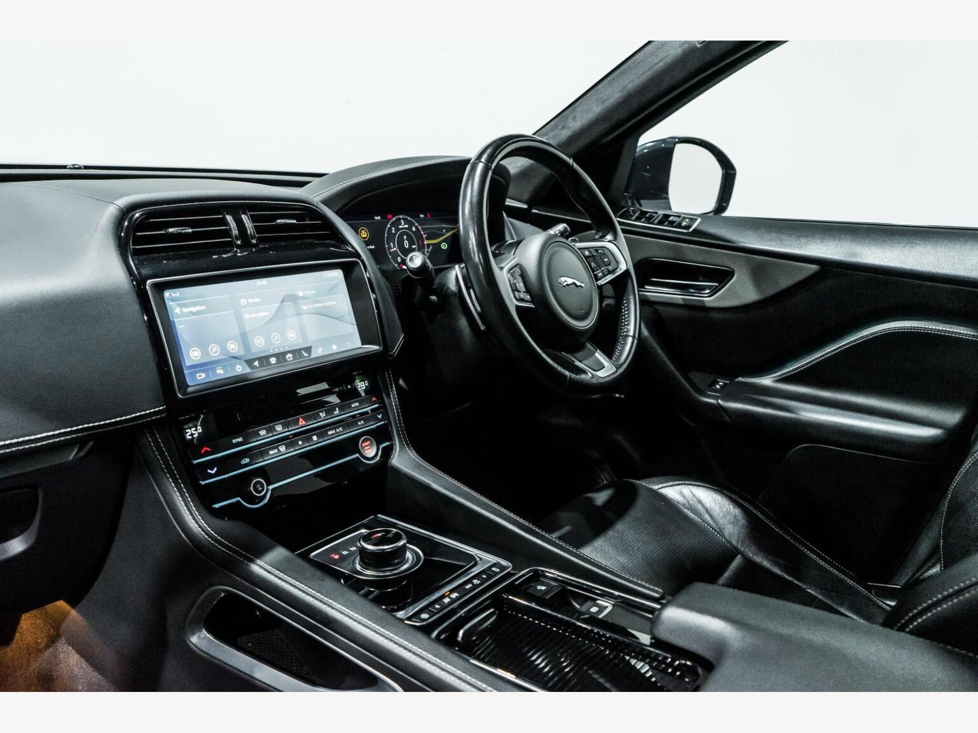 2019 Jaguar F-PACE image 10